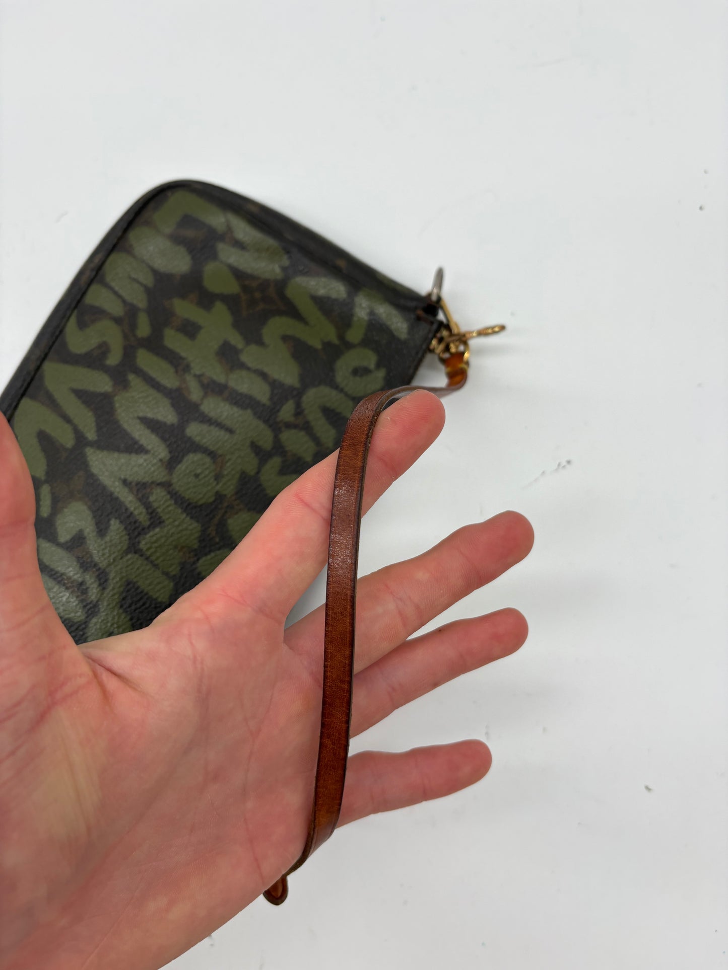 Louis Vuitton Monogram Graffiti Pochette Accessoires Khaki – Luxuriöse Designer Clutch