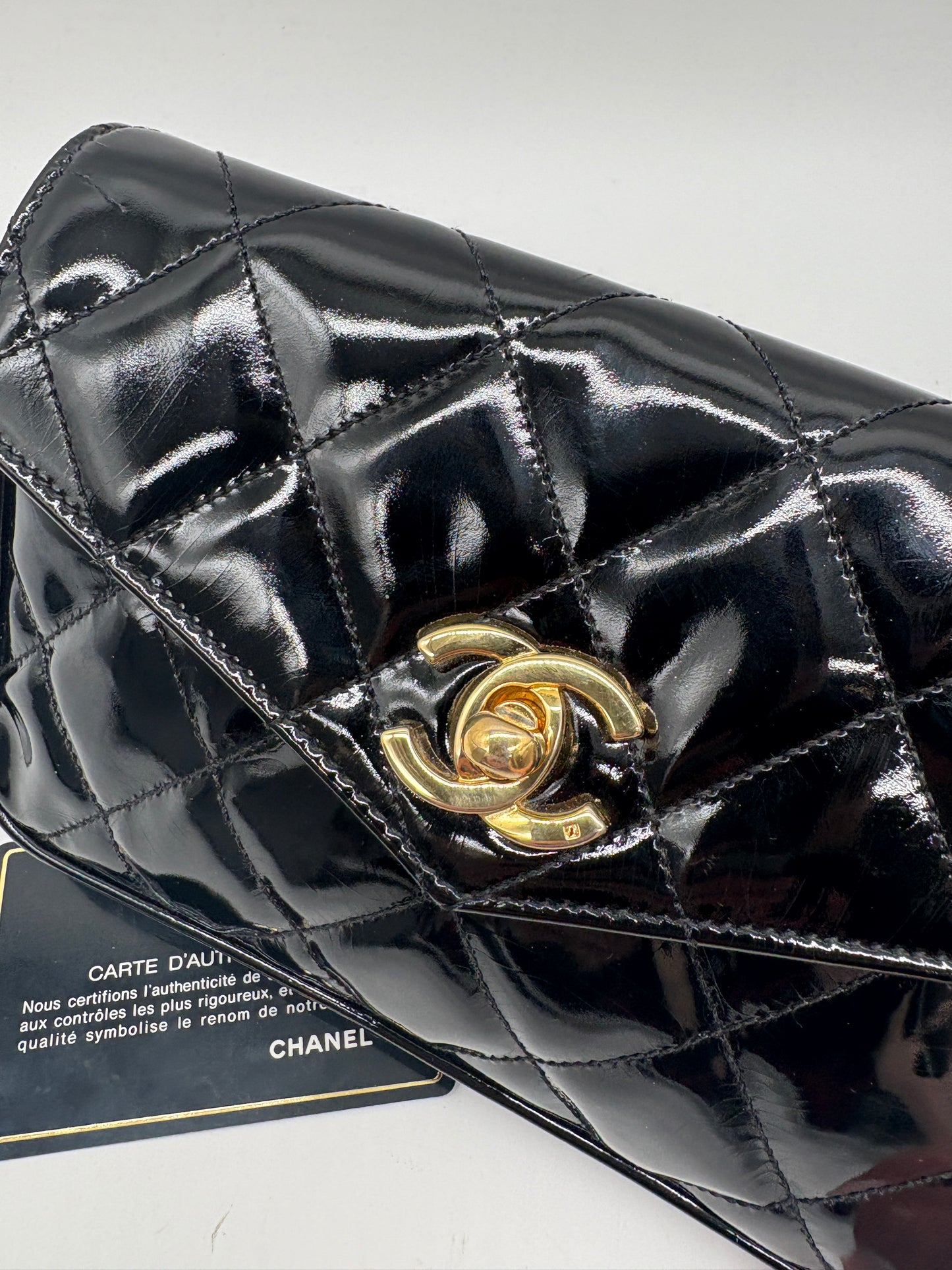 Chanel CC Quitted Gürteltasche aus Lackleder