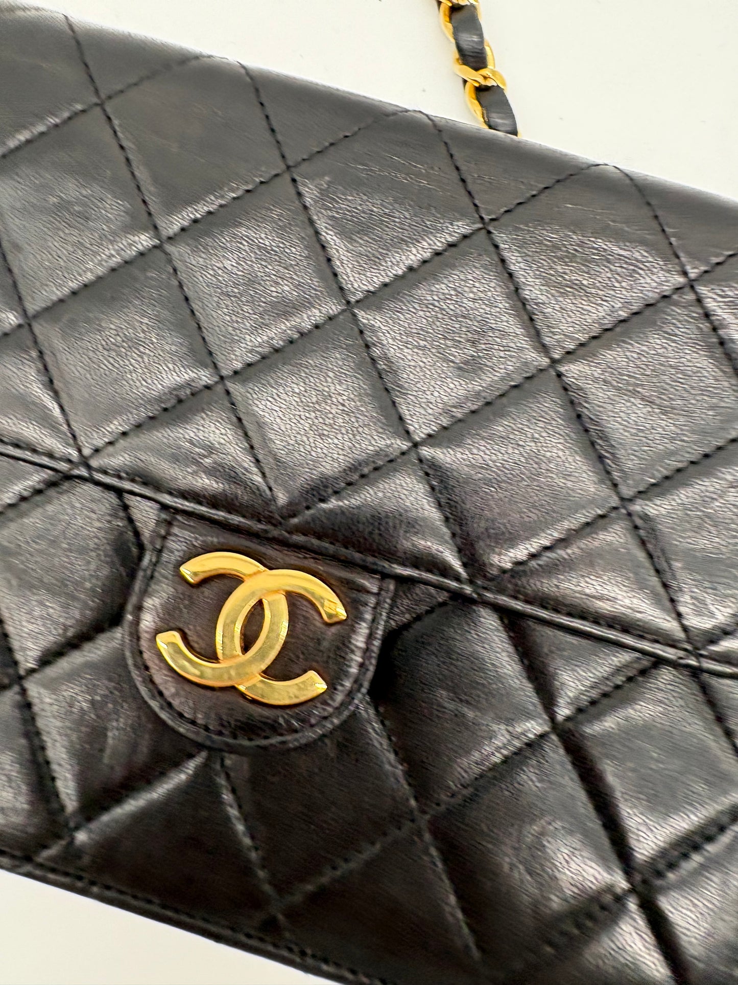 Chanel Matelassé Schultertasche | Lammleder | Golddetails | Kompakt & Elegant | Gebraucht – Guter Zustand