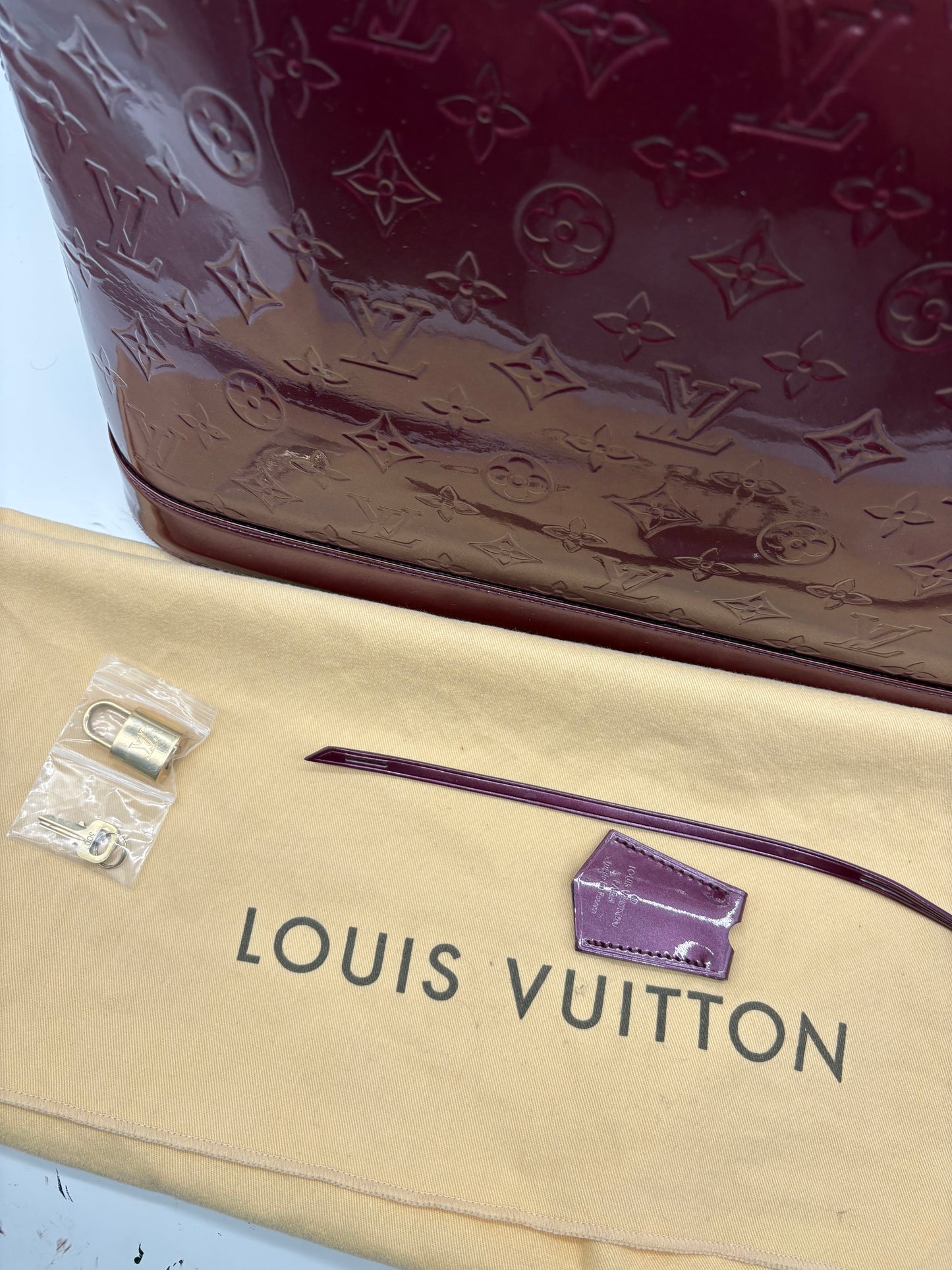 Louis Vuitton Alma MM Bordeaux Lackleder Vernis Handtasche