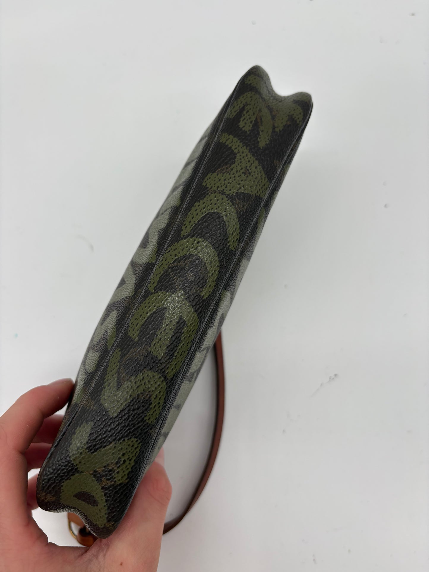 Louis Vuitton Monogram Graffiti Pochette Accessoires Khaki – Luxuriöse Designer Clutch