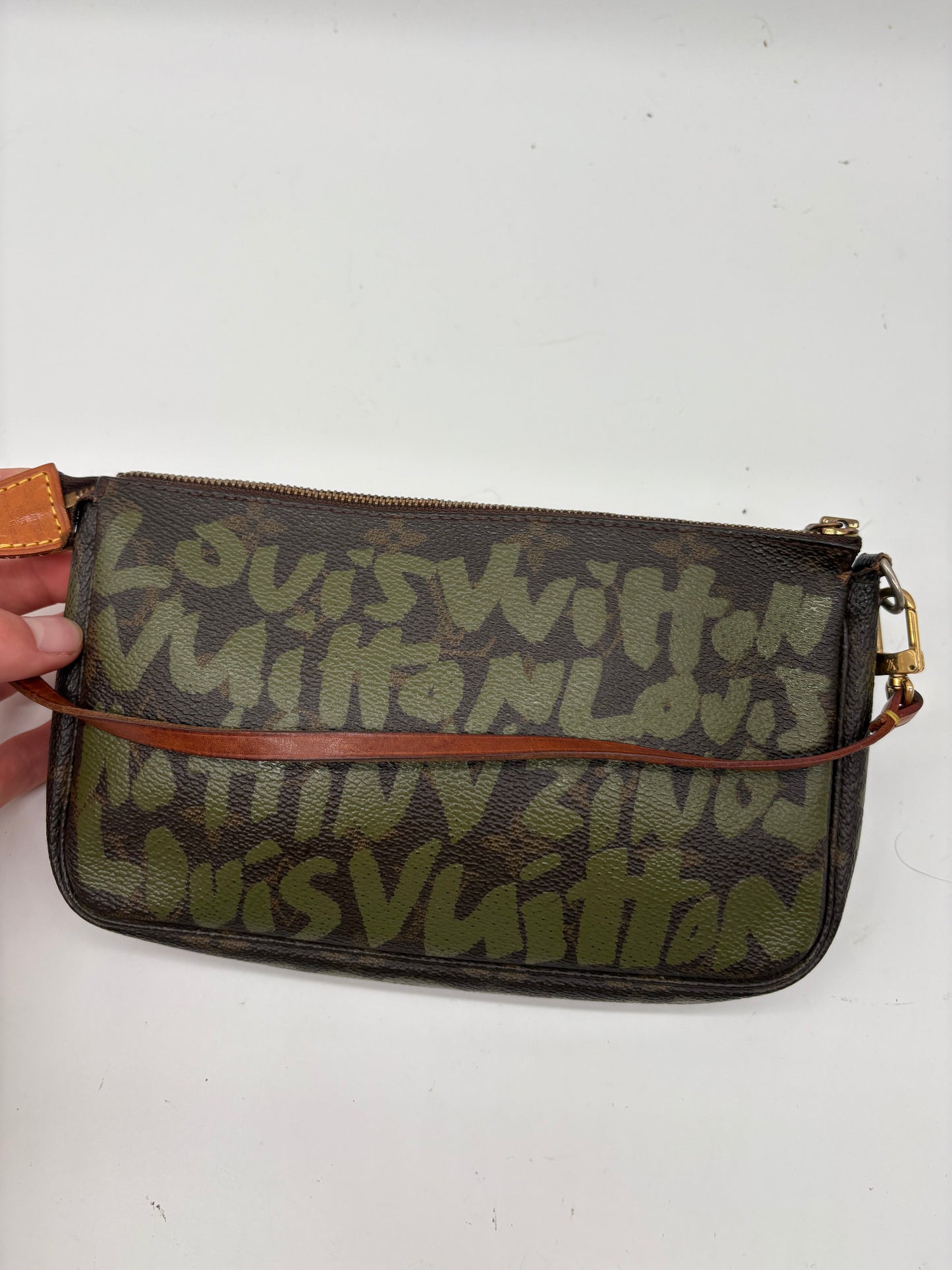 Louis Vuitton Monogram Graffiti Pochette Accessoires Khaki – Luxuriöse Designer Clutch