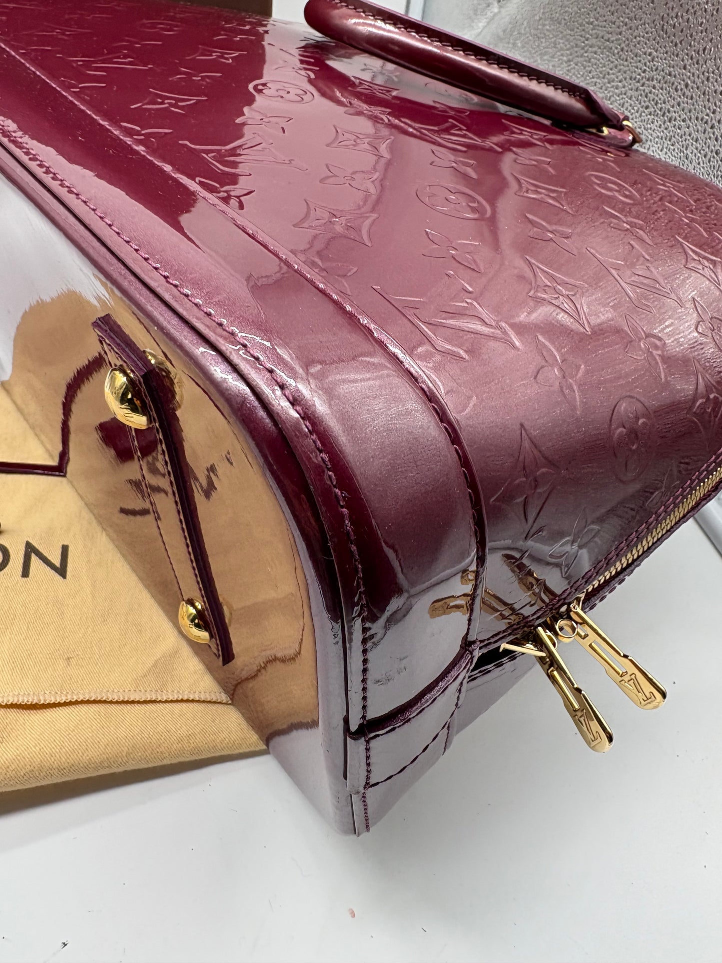 Louis Vuitton Alma MM Bordeaux Lackleder Vernis Handtasche