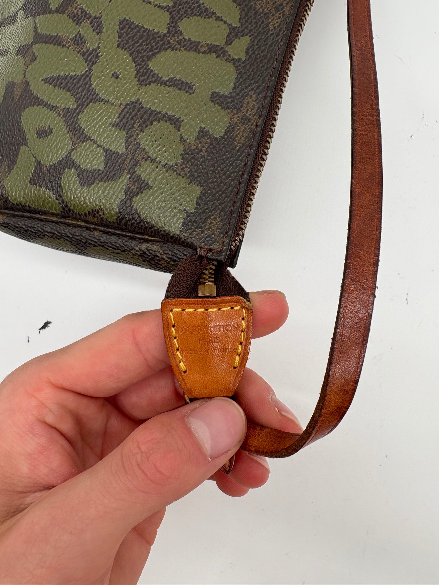 Louis Vuitton Monogram Graffiti Pochette Accessoires Khaki – Luxuriöse Designer Clutch