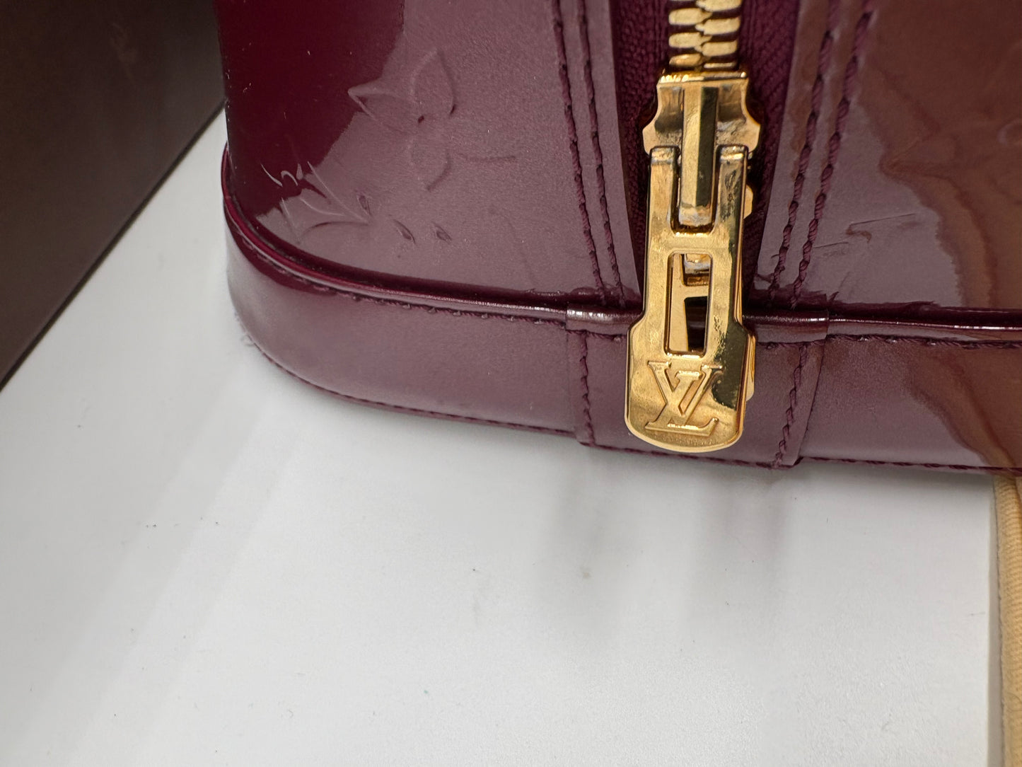 Louis Vuitton Alma MM Bordeaux Lackleder Vernis Handtasche