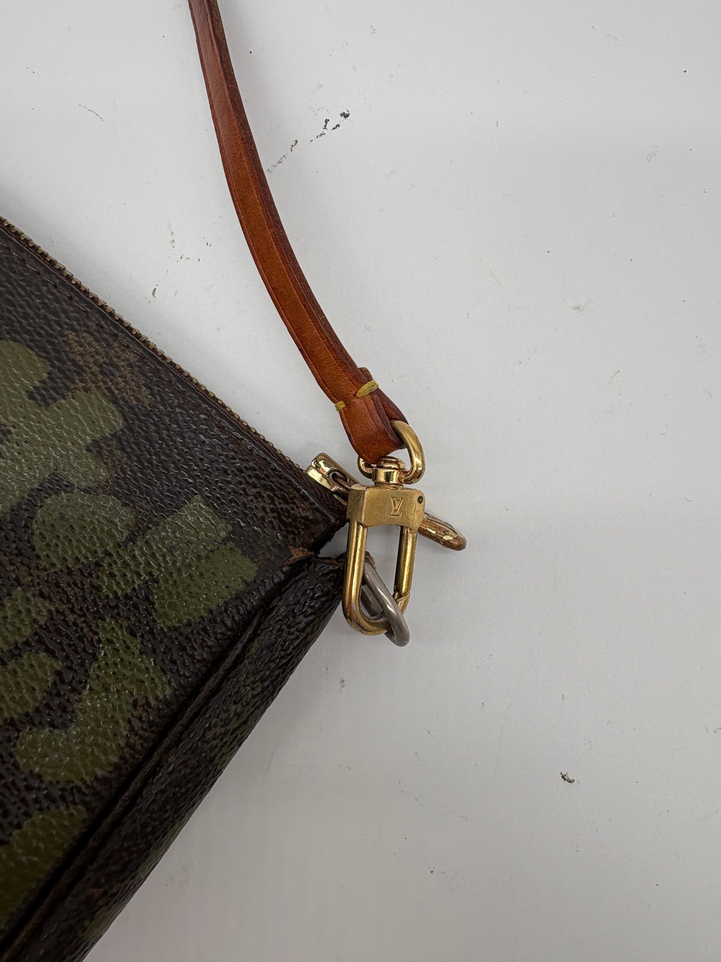 Louis Vuitton Monogram Graffiti Pochette Accessoires Khaki – Luxuriöse Designer Clutch