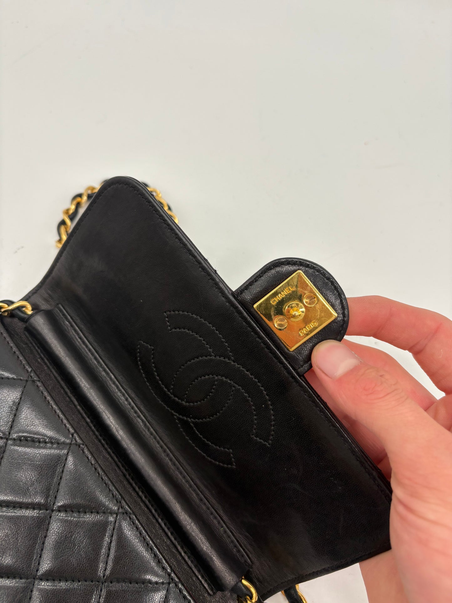 Chanel Matelassé Schultertasche | Lammleder | Golddetails | Kompakt & Elegant | Gebraucht – Guter Zustand