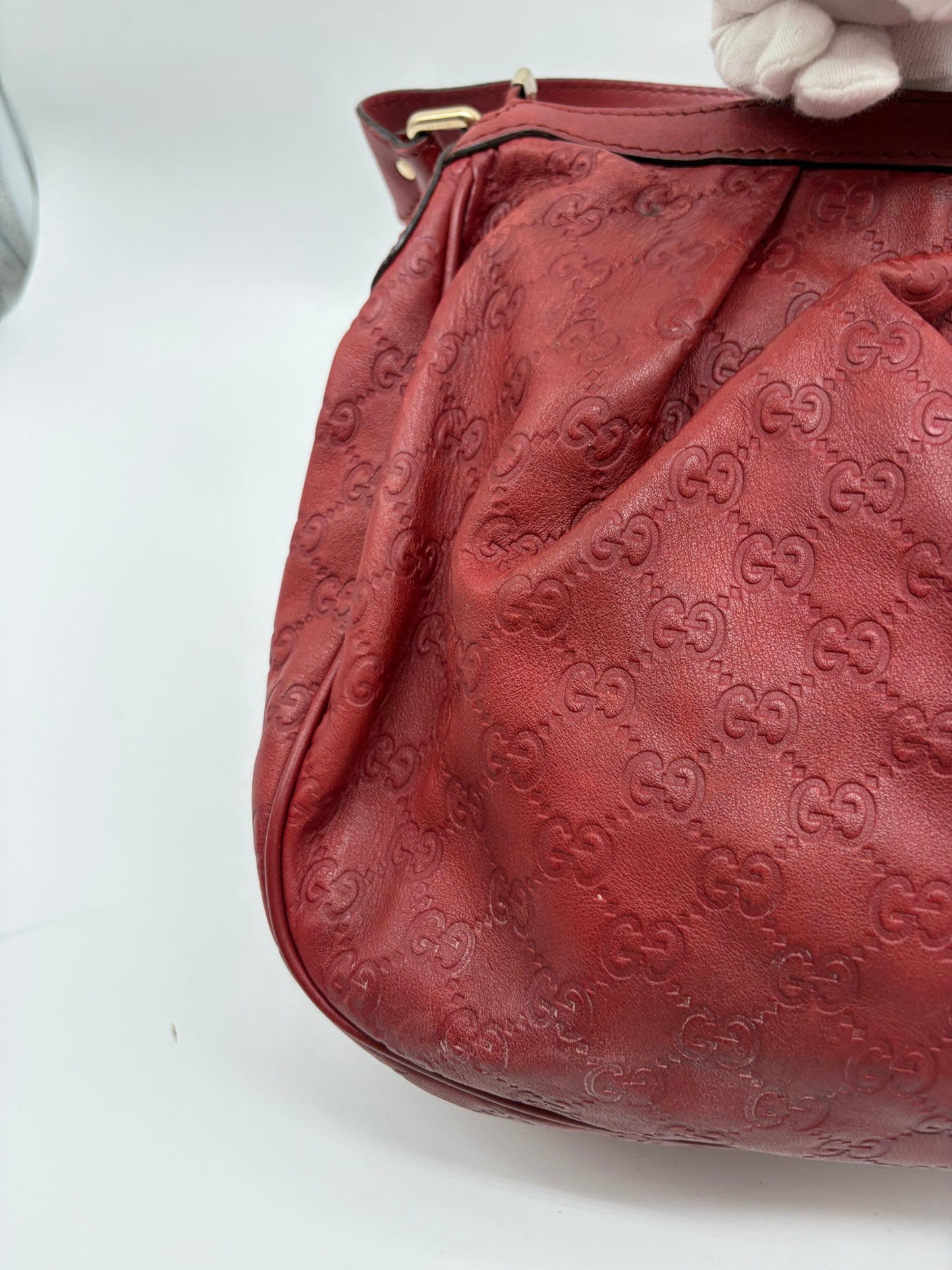 Gucci Medium Sukey Hobo mit rotem Guccissima Leder