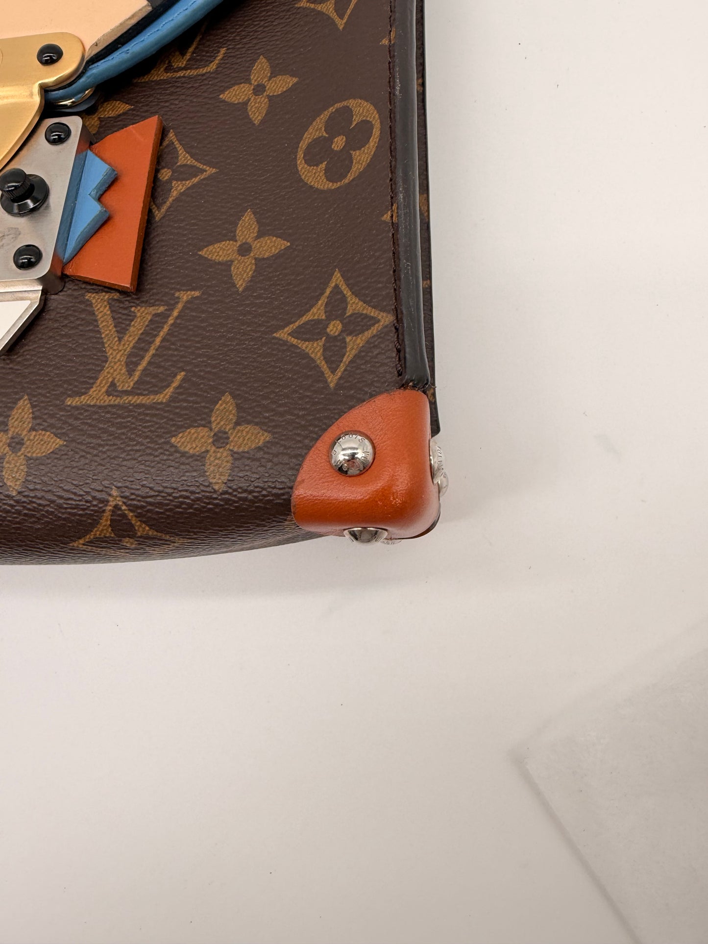 Louis Vuitton Monogram Tribal Mask Pochette Schultertasche