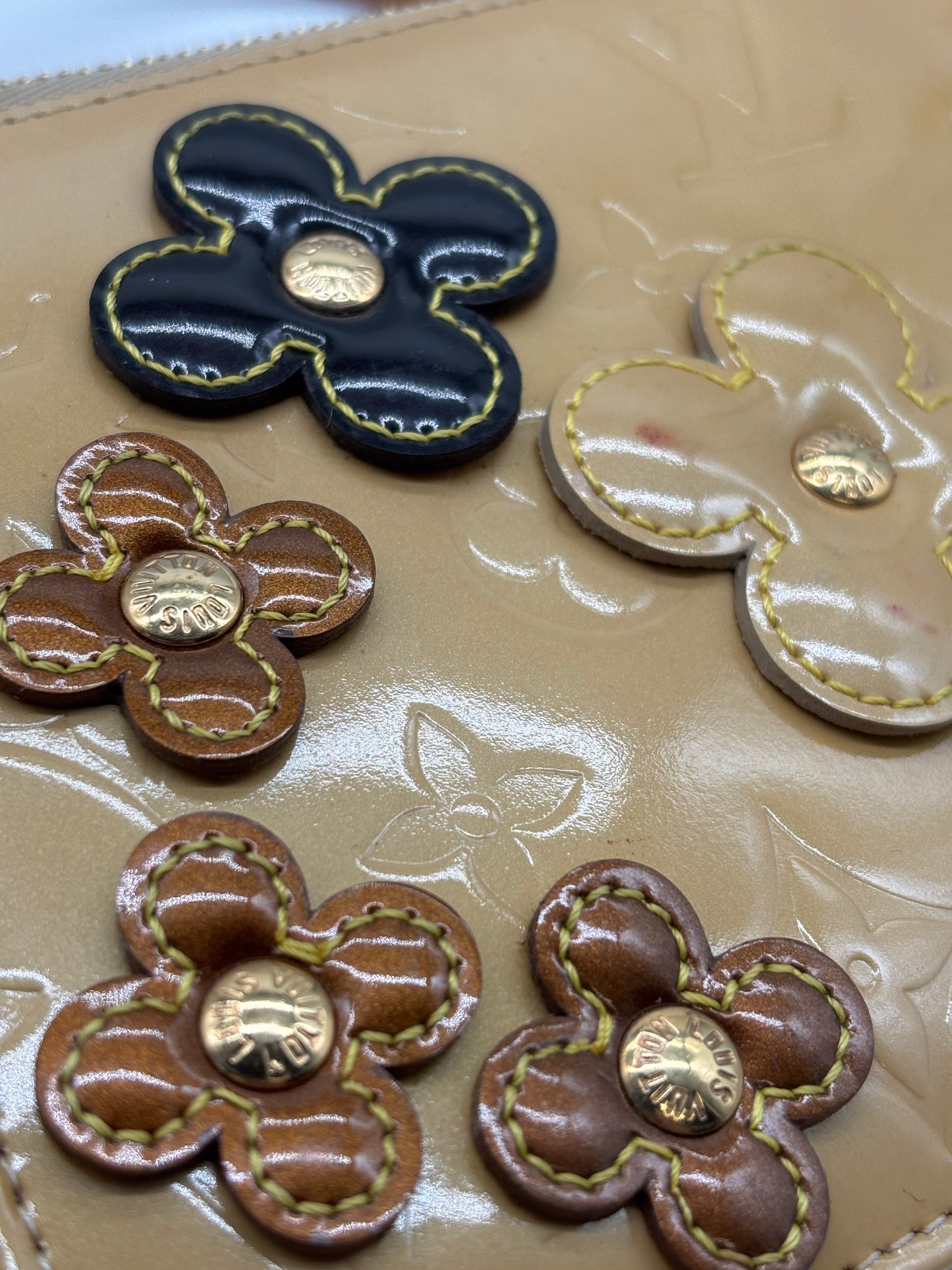 Louis Vuitton Vernis Lexington Fleurs Pochette Handtasche