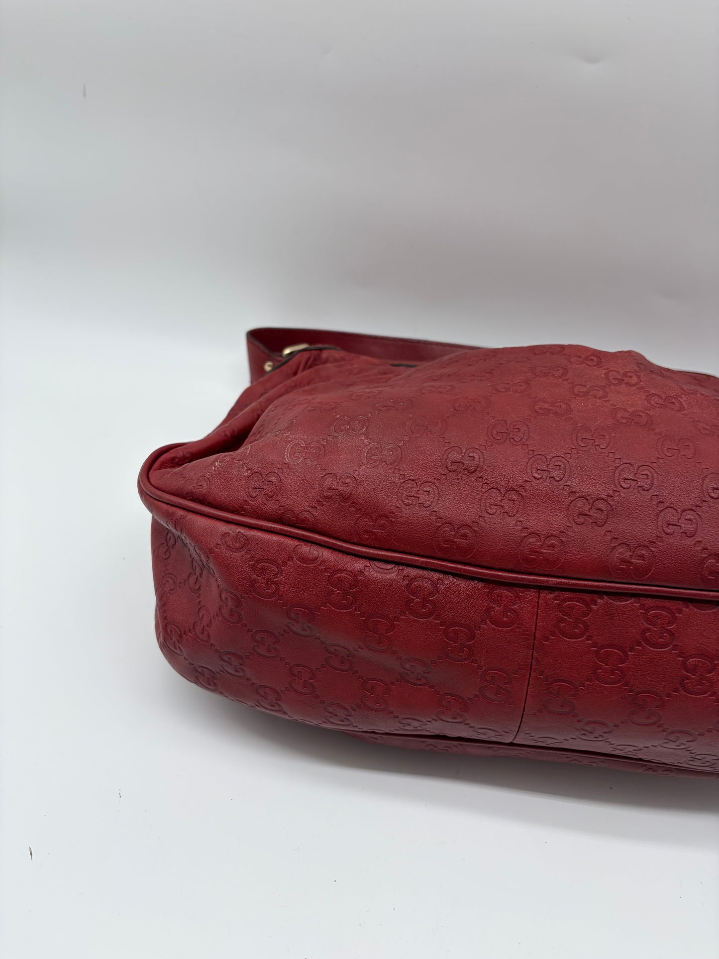 Gucci Medium Sukey Hobo mit rotem Guccissima Leder