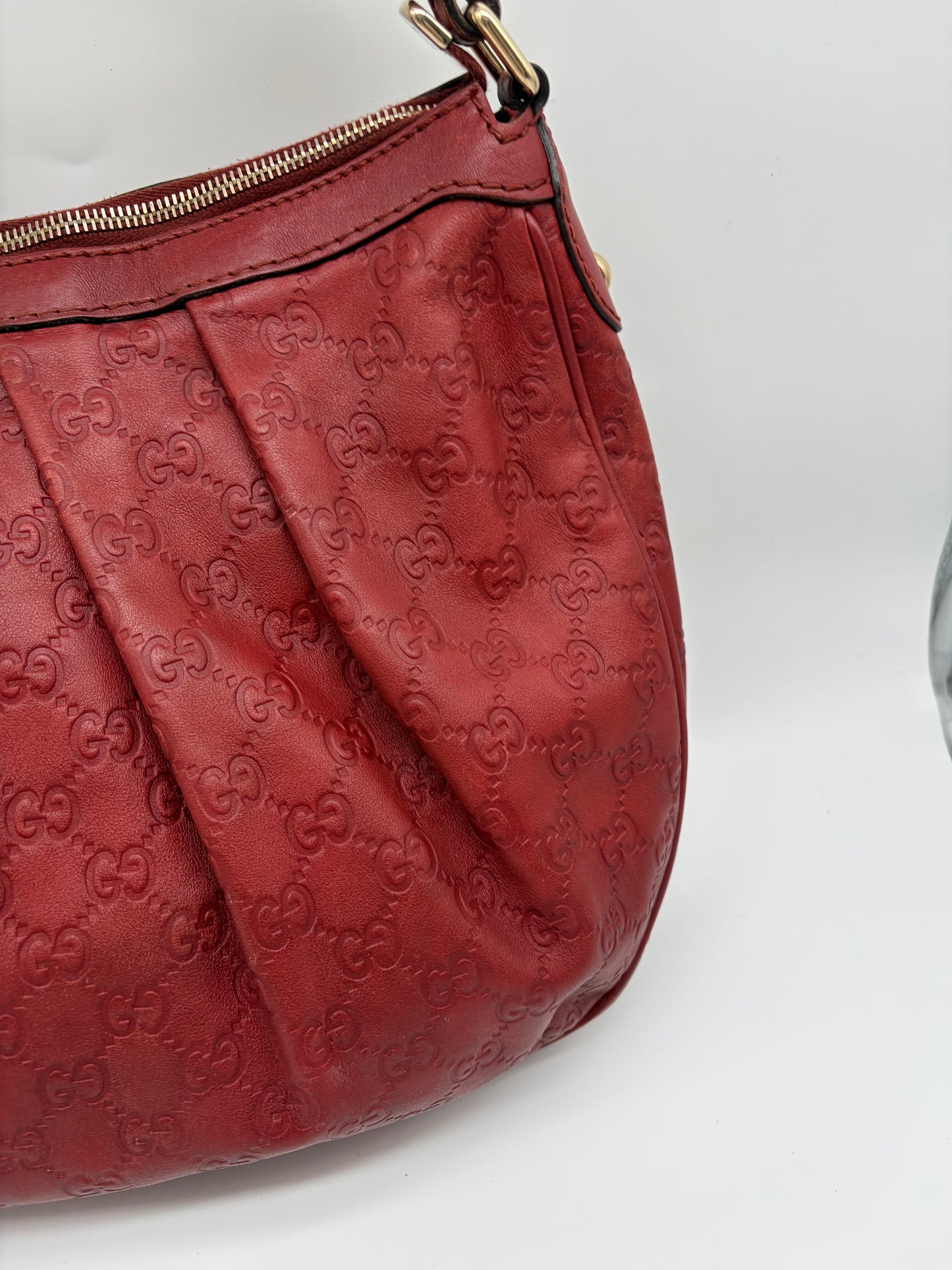 Gucci Medium Sukey Hobo mit rotem Guccissima Leder