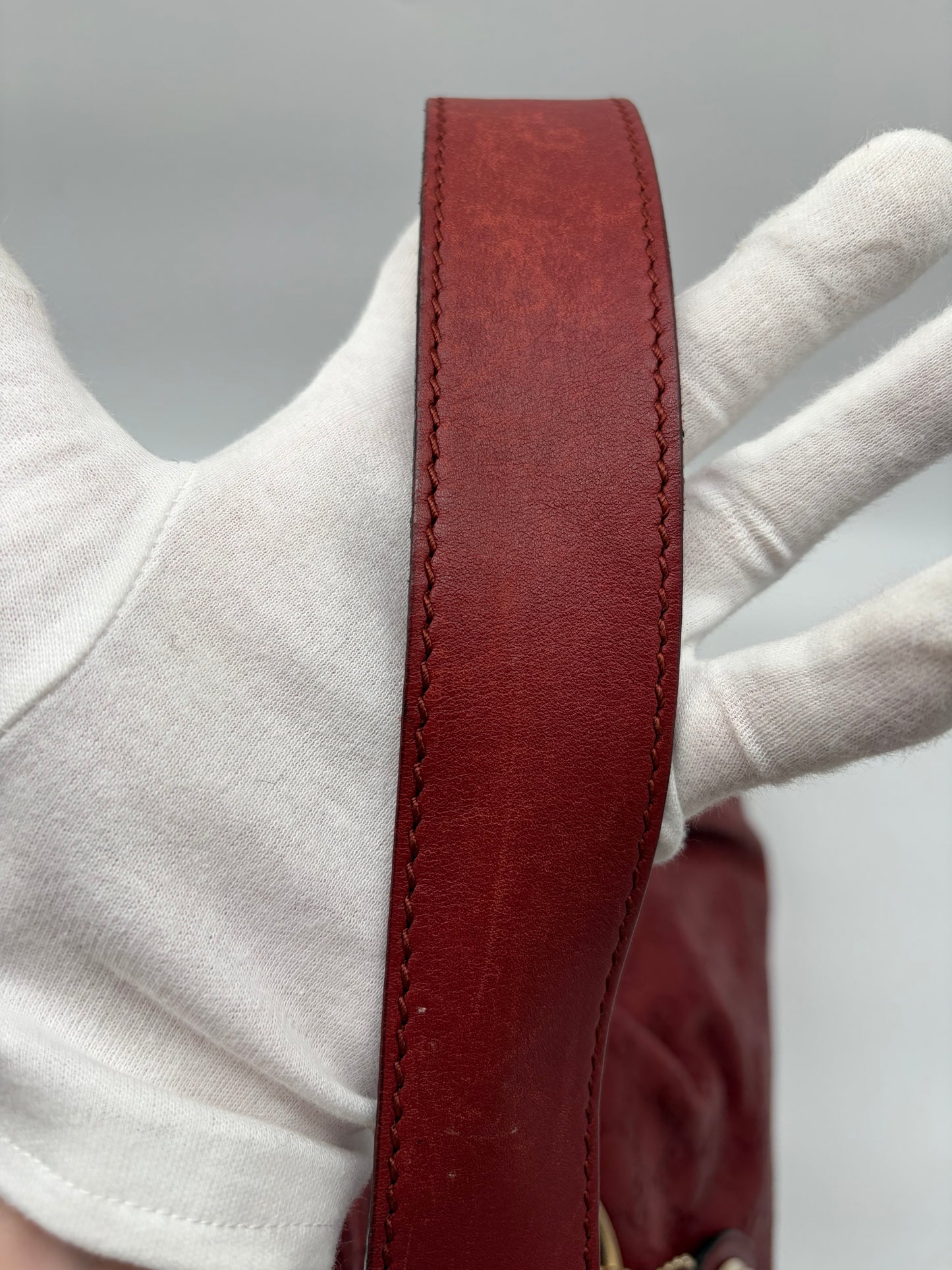 Gucci Medium Sukey Hobo mit rotem Guccissima Leder