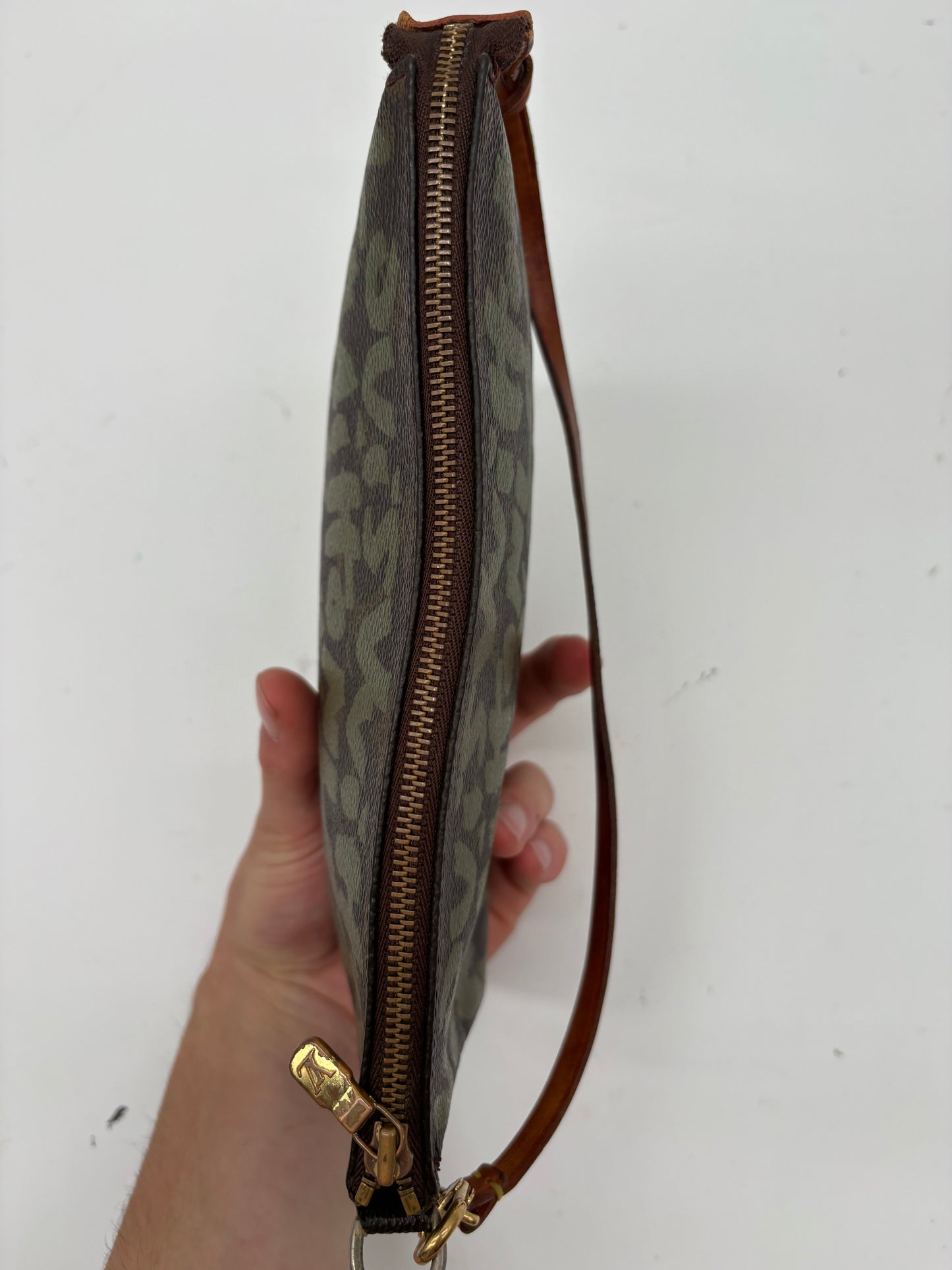 Louis Vuitton Monogram Graffiti Pochette Accessoires Khaki – Luxuriöse Designer Clutch