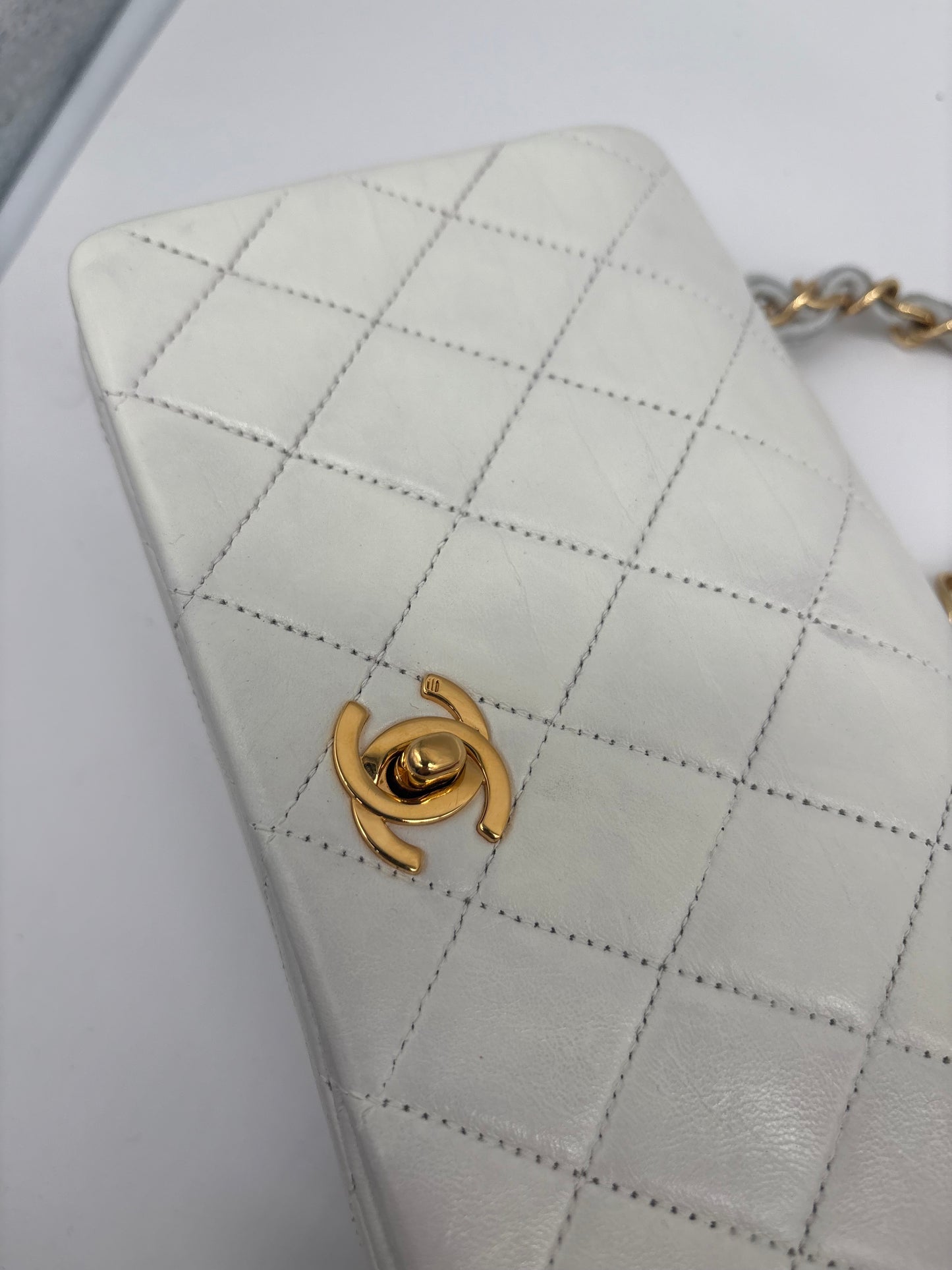 Chanel TImeless Classic Flap 24K weiß Luxus Designerhandtasche