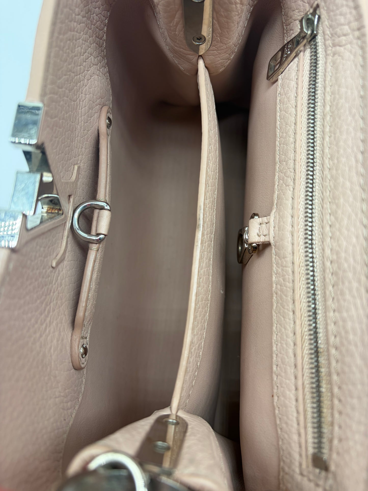 Louis Vuitton Capucines BB Taurillon mit Schultergurt