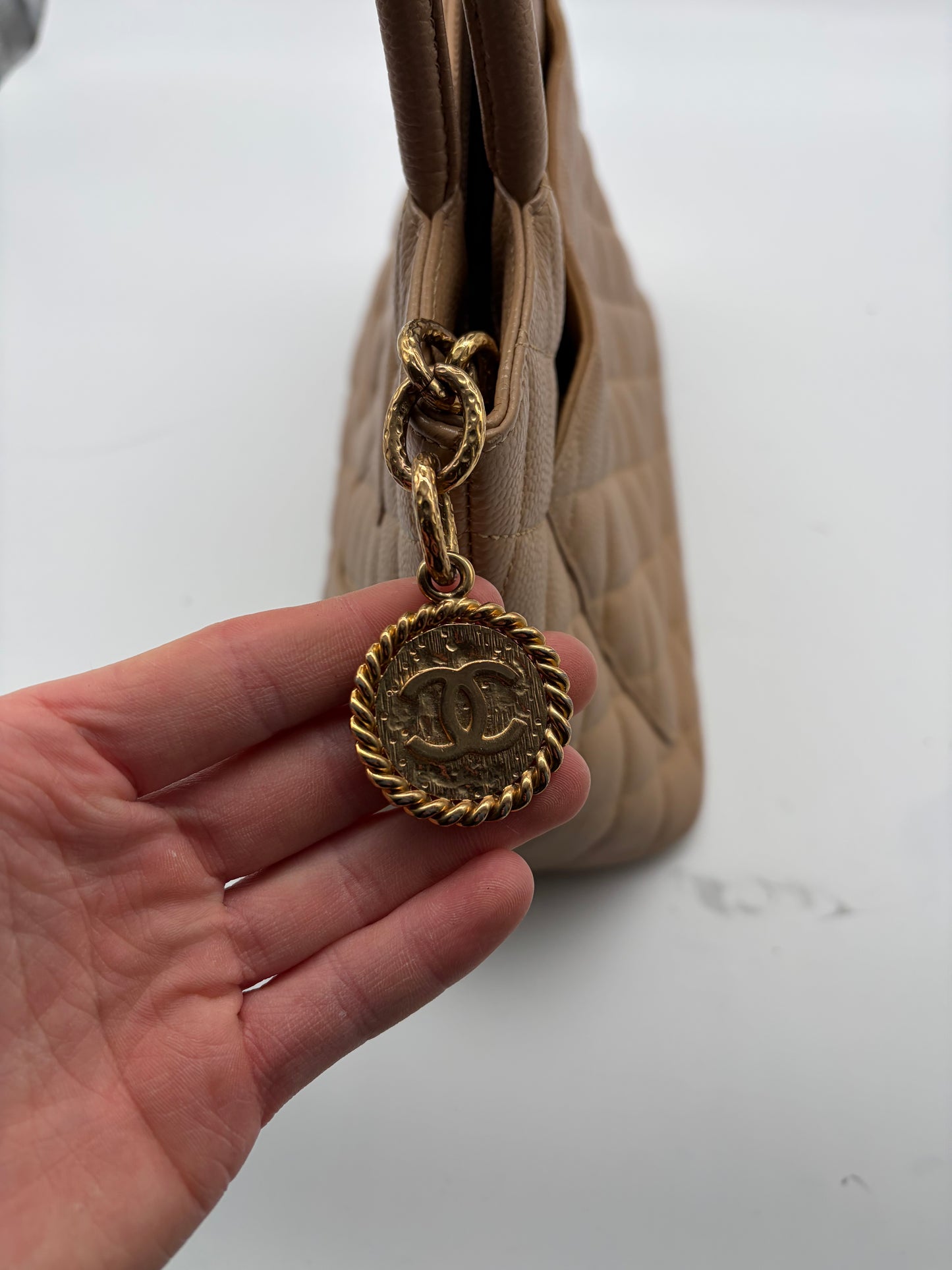 Chanel Beige Kaviar Medaillon Tasche