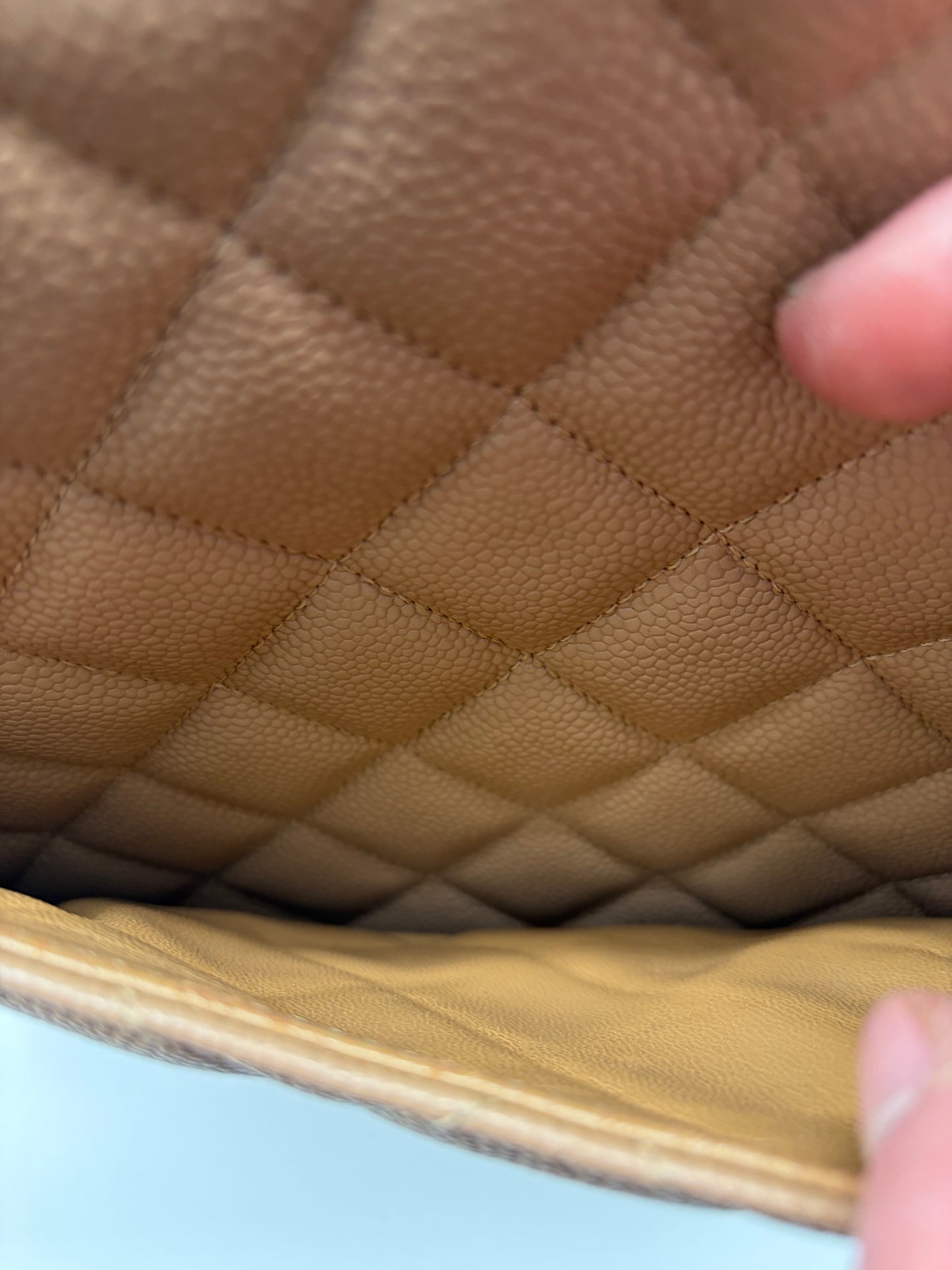 Chanel Beige Kaviar Medaillon Tasche