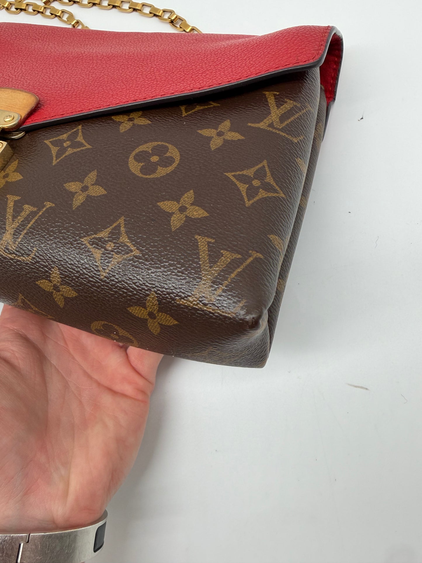 Louis Vuitton Pallas Chain Crossbody/ Schultertasche