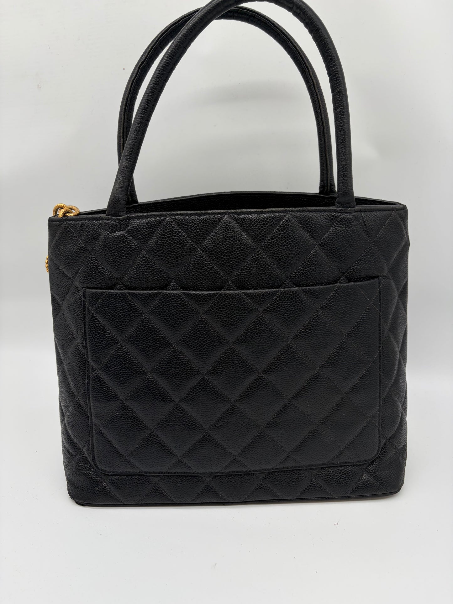 Chanel Gold Medallion Quitted Kaviar Schultertasche