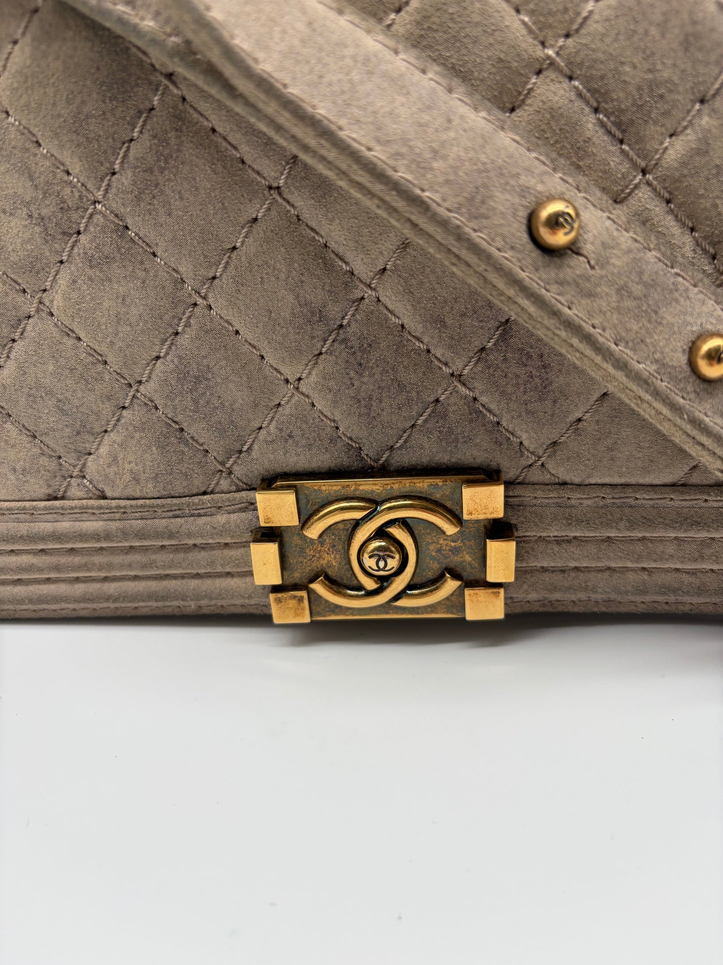 Chanel Boy Bag Old Medium Distressed Suede Handtasche