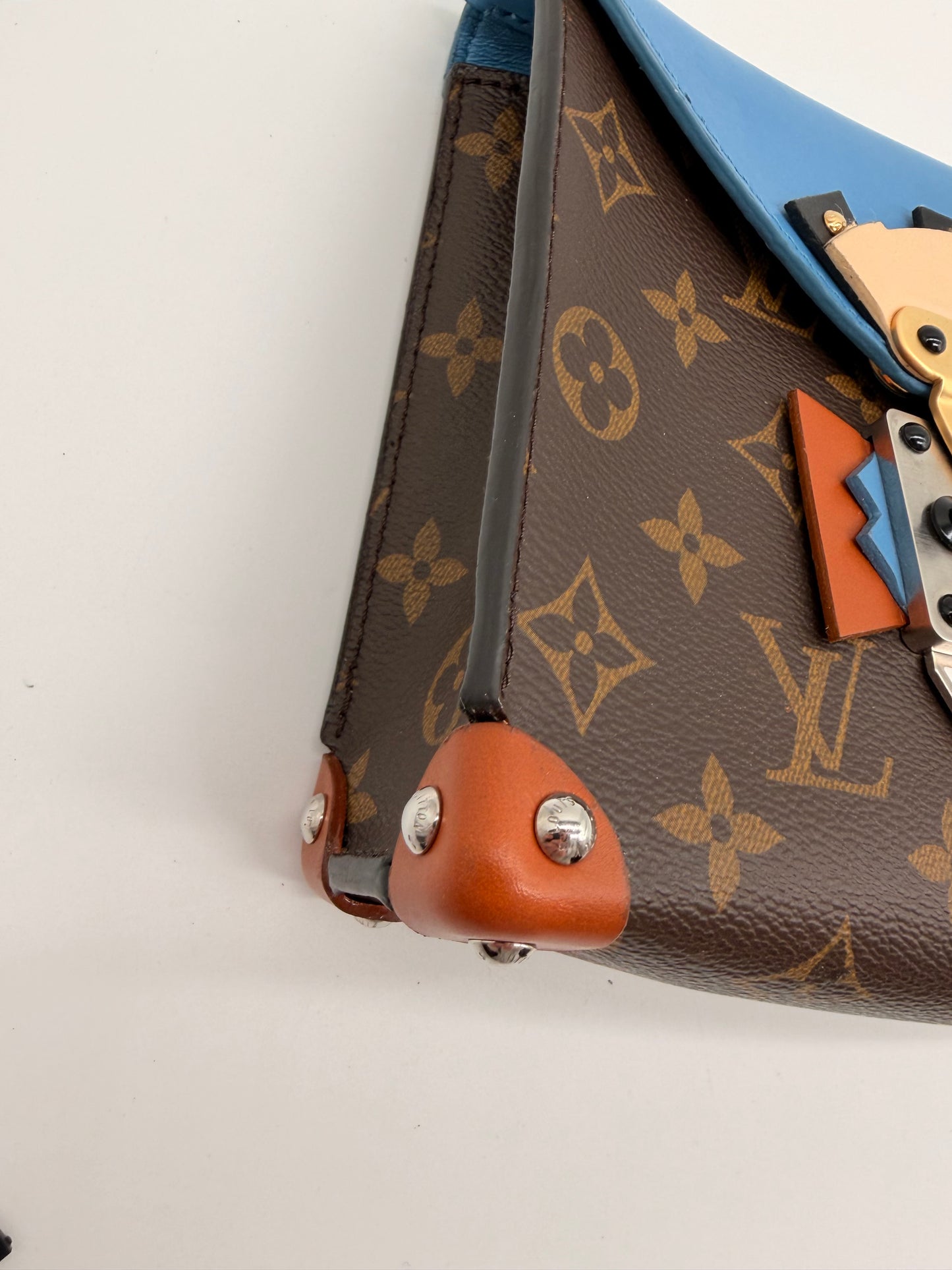 Louis Vuitton Monogram Tribal Mask Pochette Schultertasche