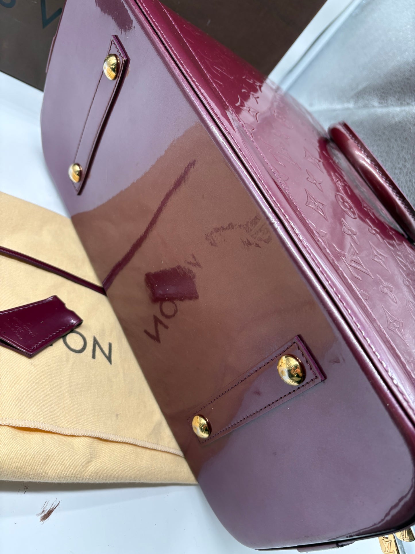 Louis Vuitton Alma MM Bordeaux Lackleder Vernis Handtasche
