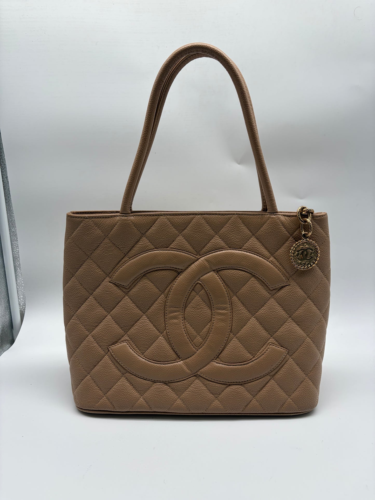 Chanel Beige Kaviar Medaillon Tasche