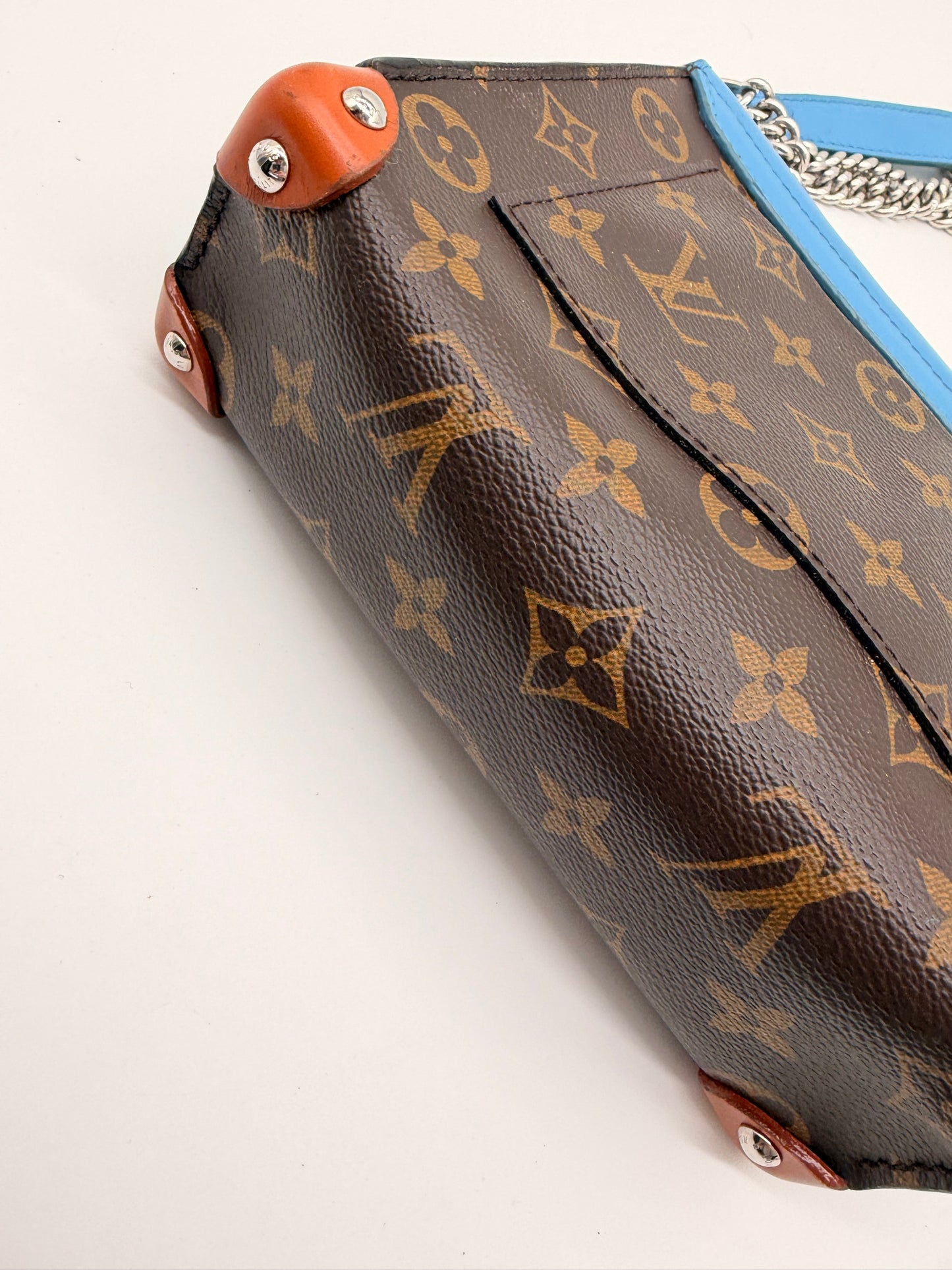 Louis Vuitton Monogram Tribal Mask Pochette Schultertasche