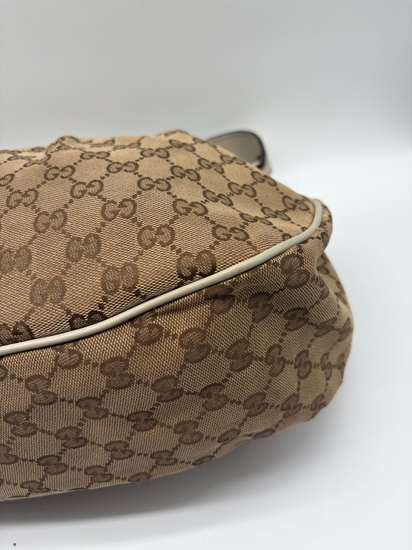 Gucci Sukey Schultertasche  beige Weiß Monogram
