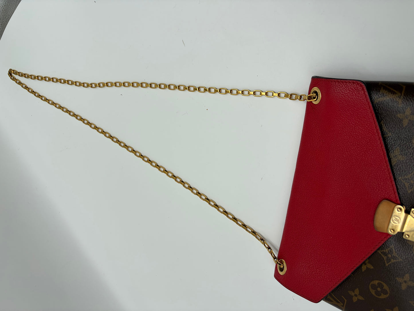 Louis Vuitton Pallas Chain Crossbody/ Schultertasche