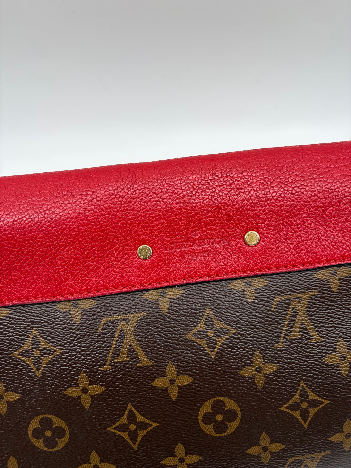 Louis Vuitton Pallas Chain Crossbody/ Schultertasche