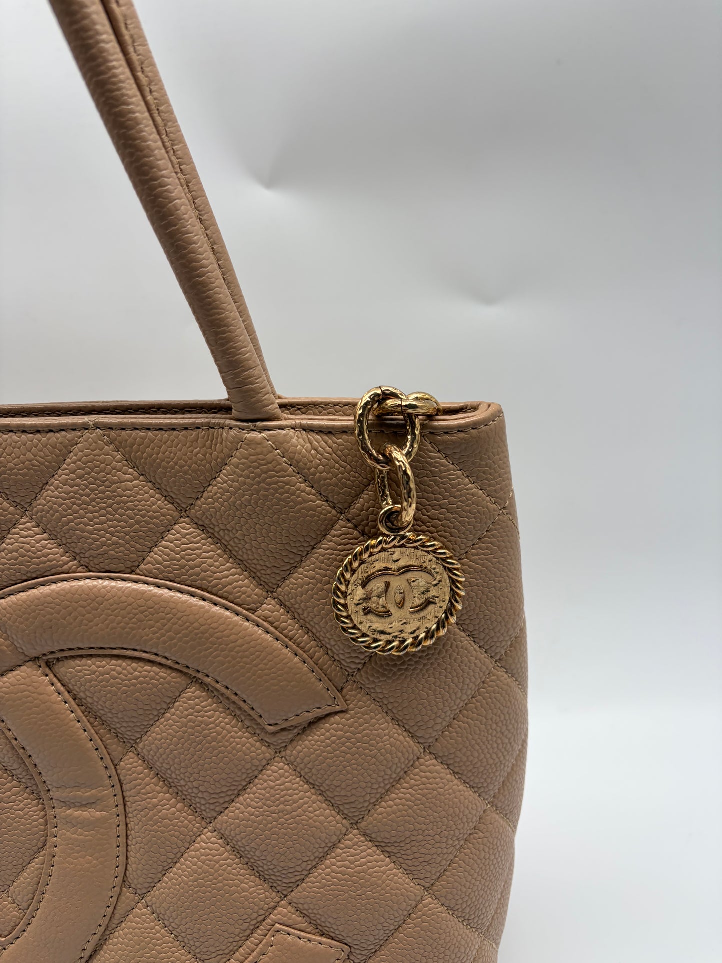 Chanel Beige Kaviar Medaillon Tasche