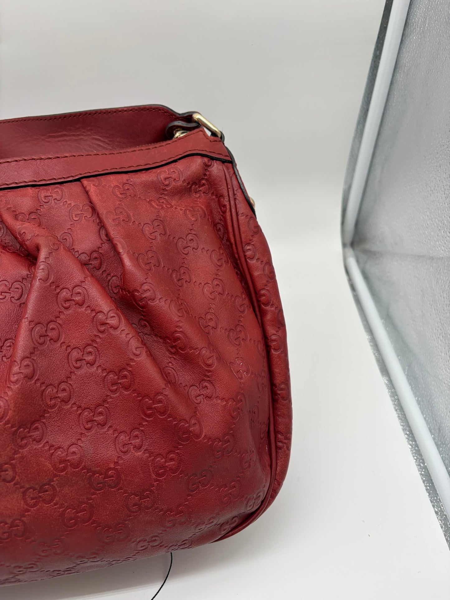 Gucci Medium Sukey Hobo mit rotem Guccissima Leder