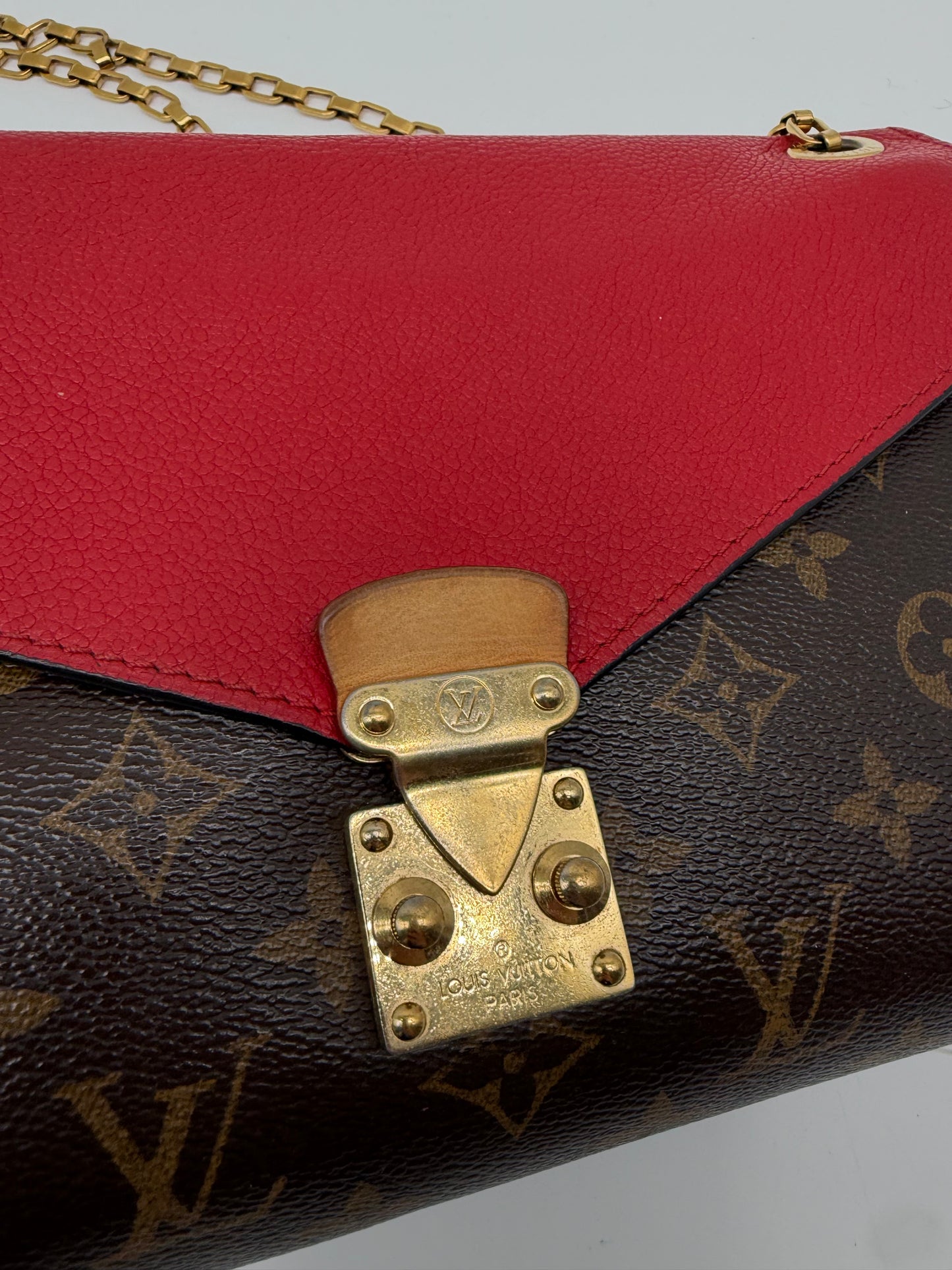 Louis Vuitton Pallas Chain Crossbody/ Schultertasche