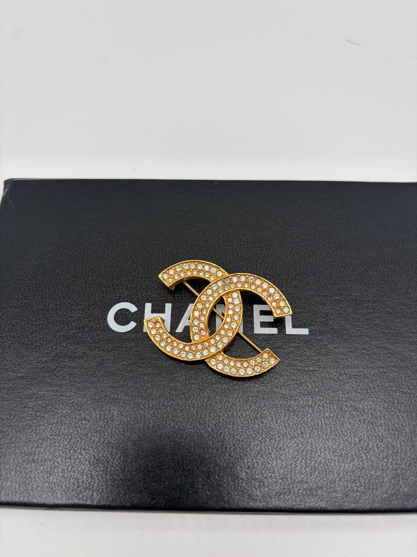 Chanel CC Logo Brosche Strass