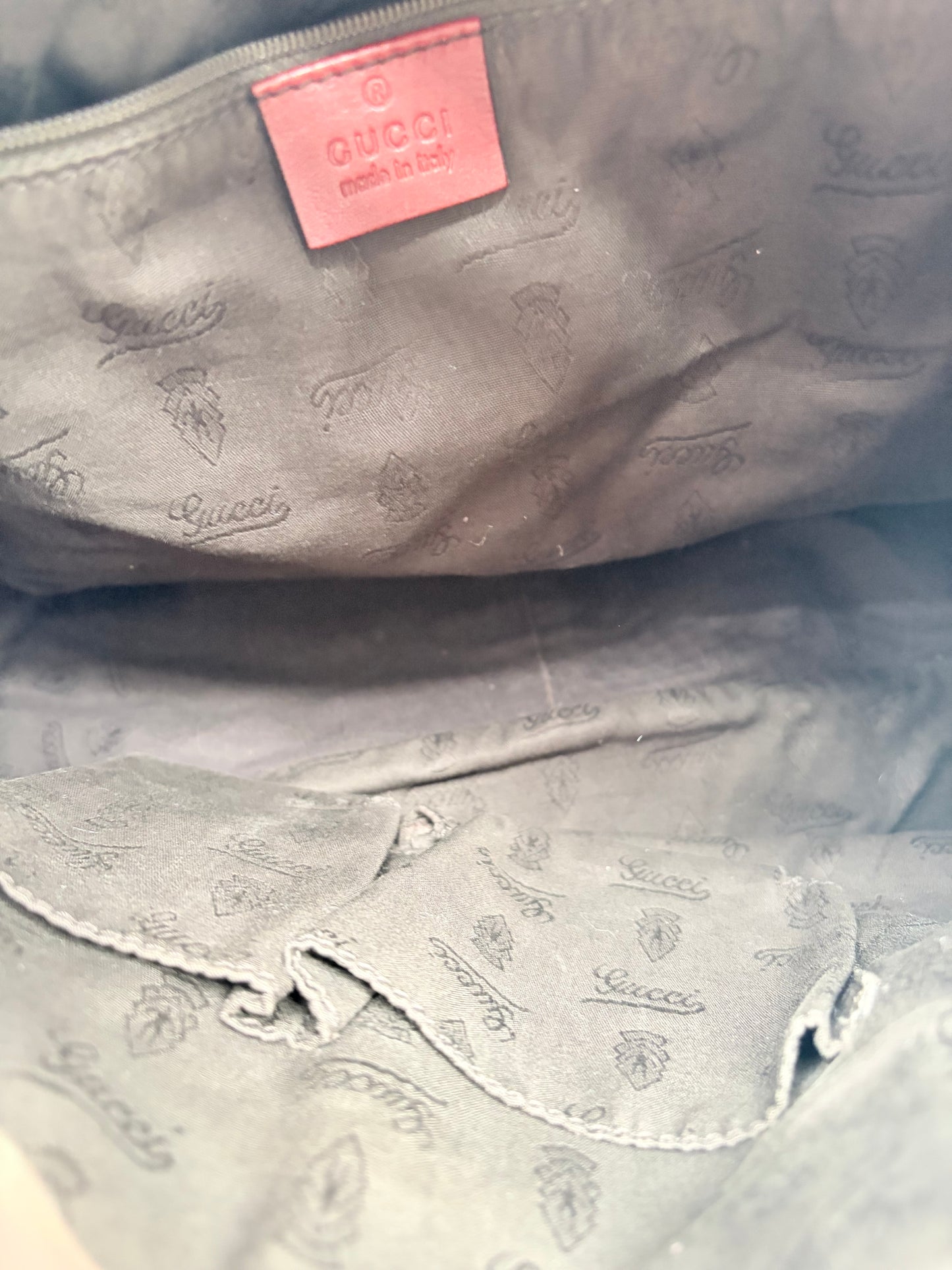 Gucci Medium Sukey Hobo mit rotem Guccissima Leder