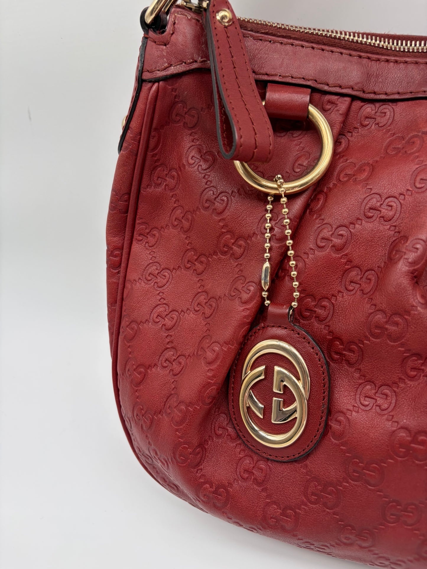 Gucci Medium Sukey Hobo mit rotem Guccissima Leder