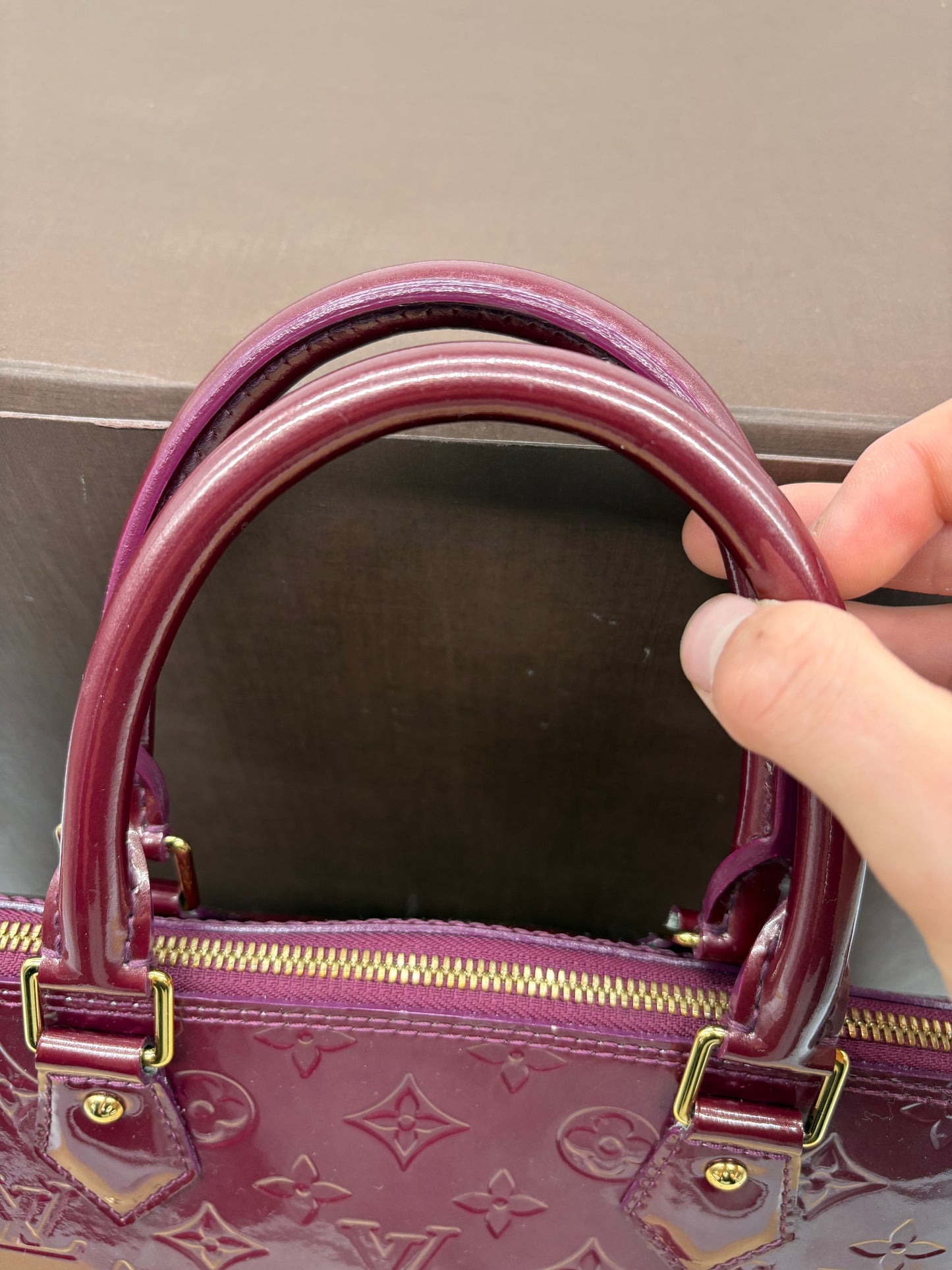 Louis Vuitton Alma MM Bordeaux Lackleder Vernis Handtasche