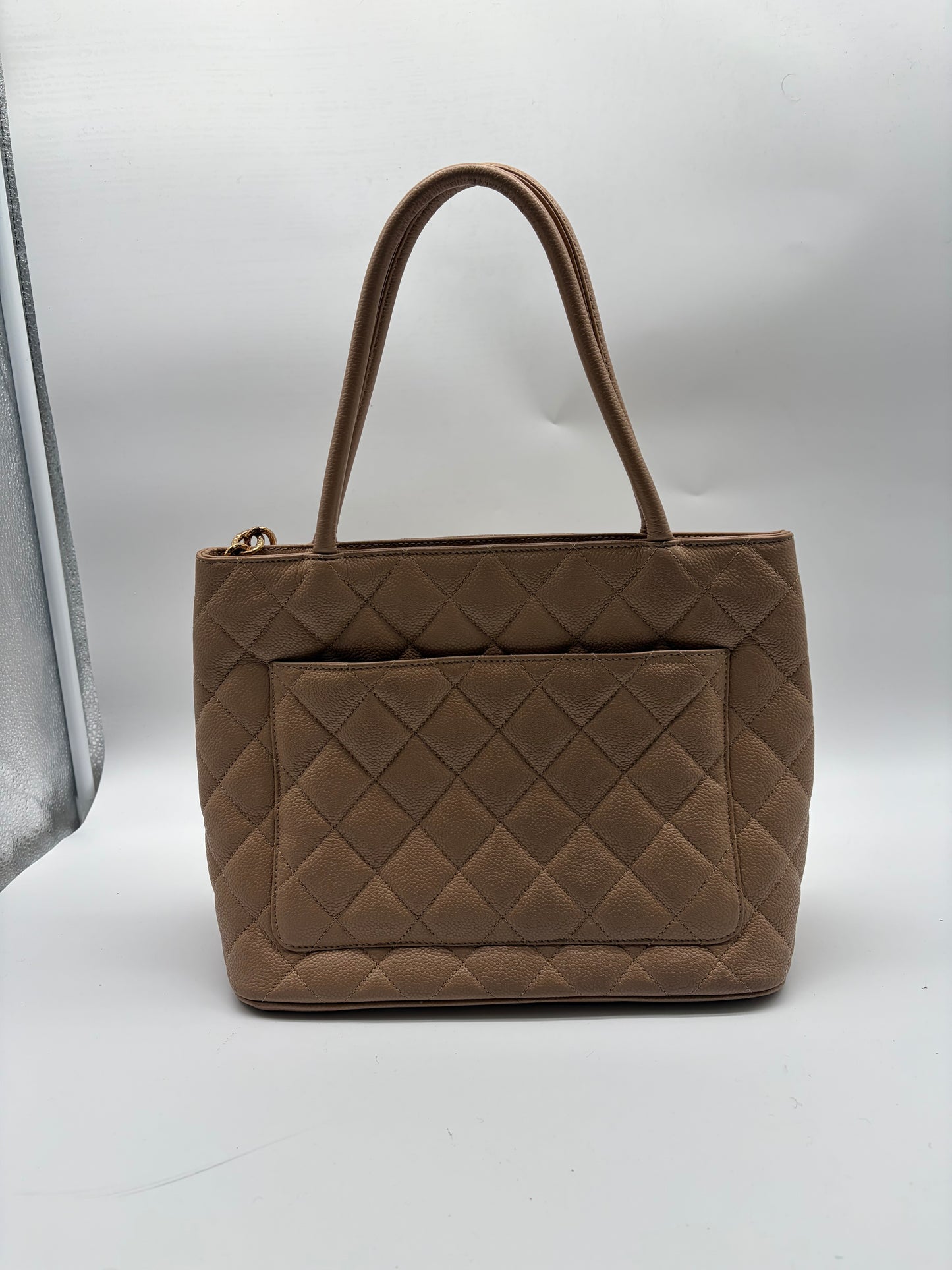Chanel Beige Kaviar Medaillon Tasche