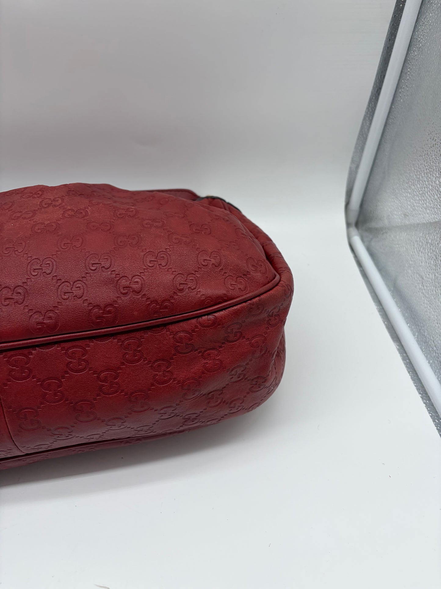 Gucci Medium Sukey Hobo mit rotem Guccissima Leder