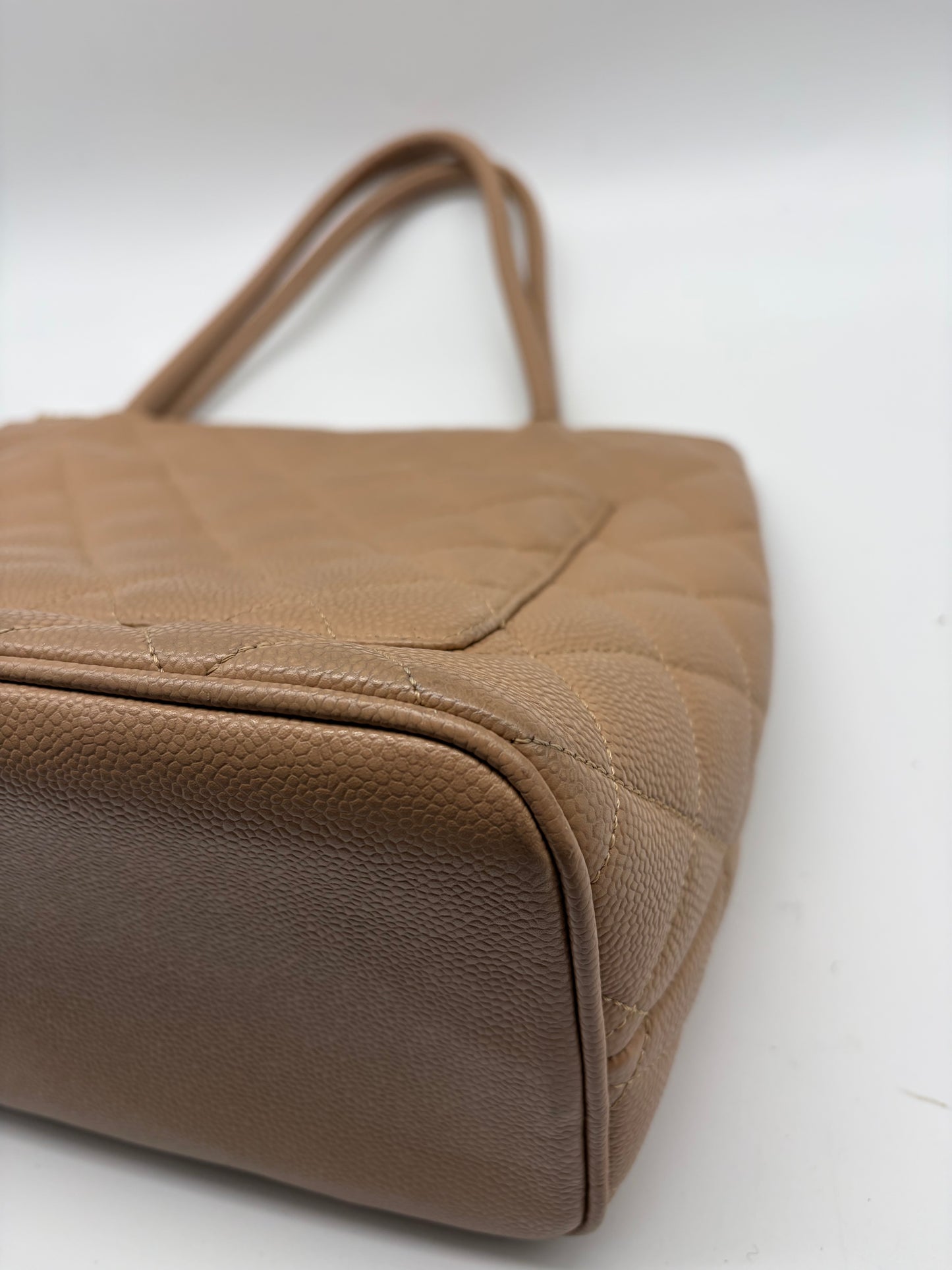 Chanel Beige Kaviar Medaillon Tasche