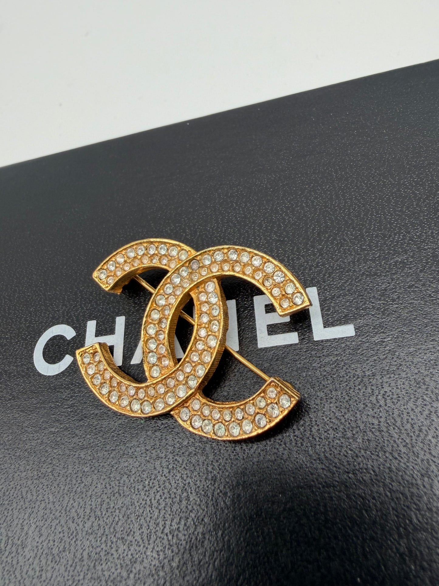 Chanel CC Logo Brosche Strass