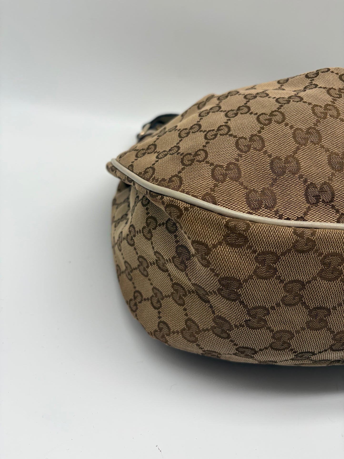 Gucci Sukey Schultertasche  beige Weiß Monogram