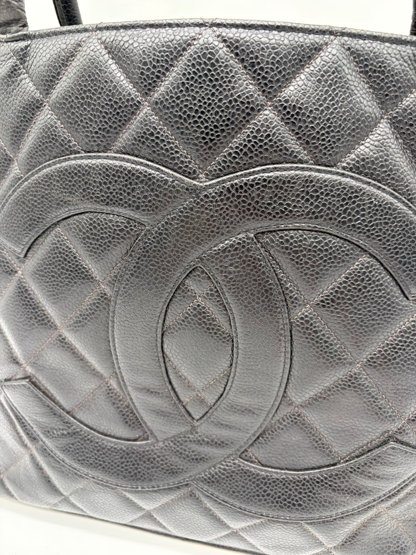 Chanel Gold Medallion Quitted Kaviar Schultertasche