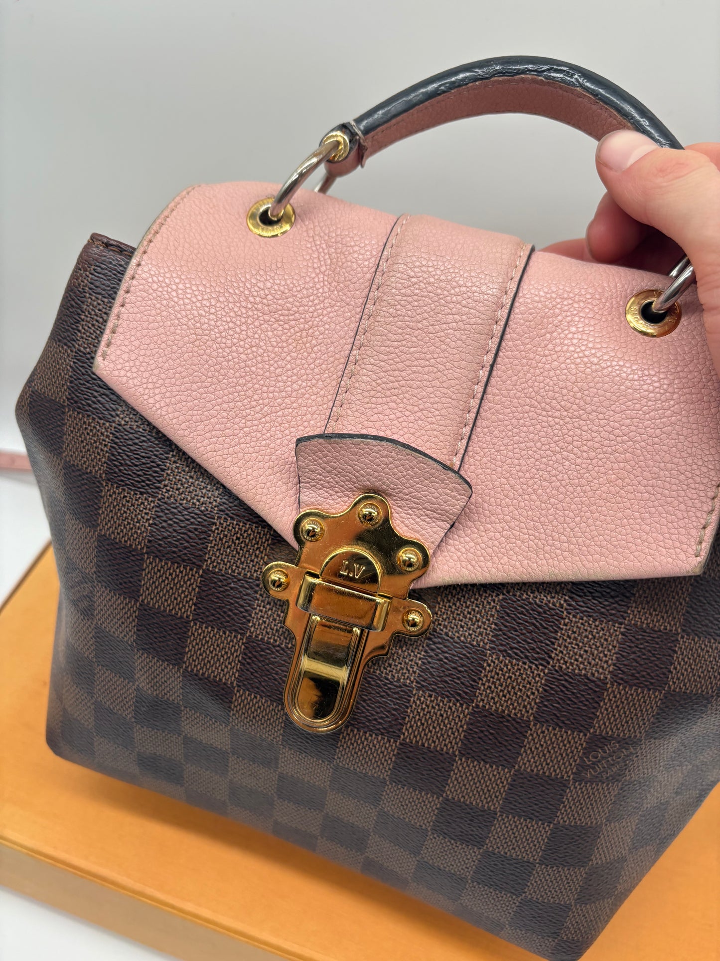 Louis Vuitton Damier Ebene Clapton Rucksack braun pink