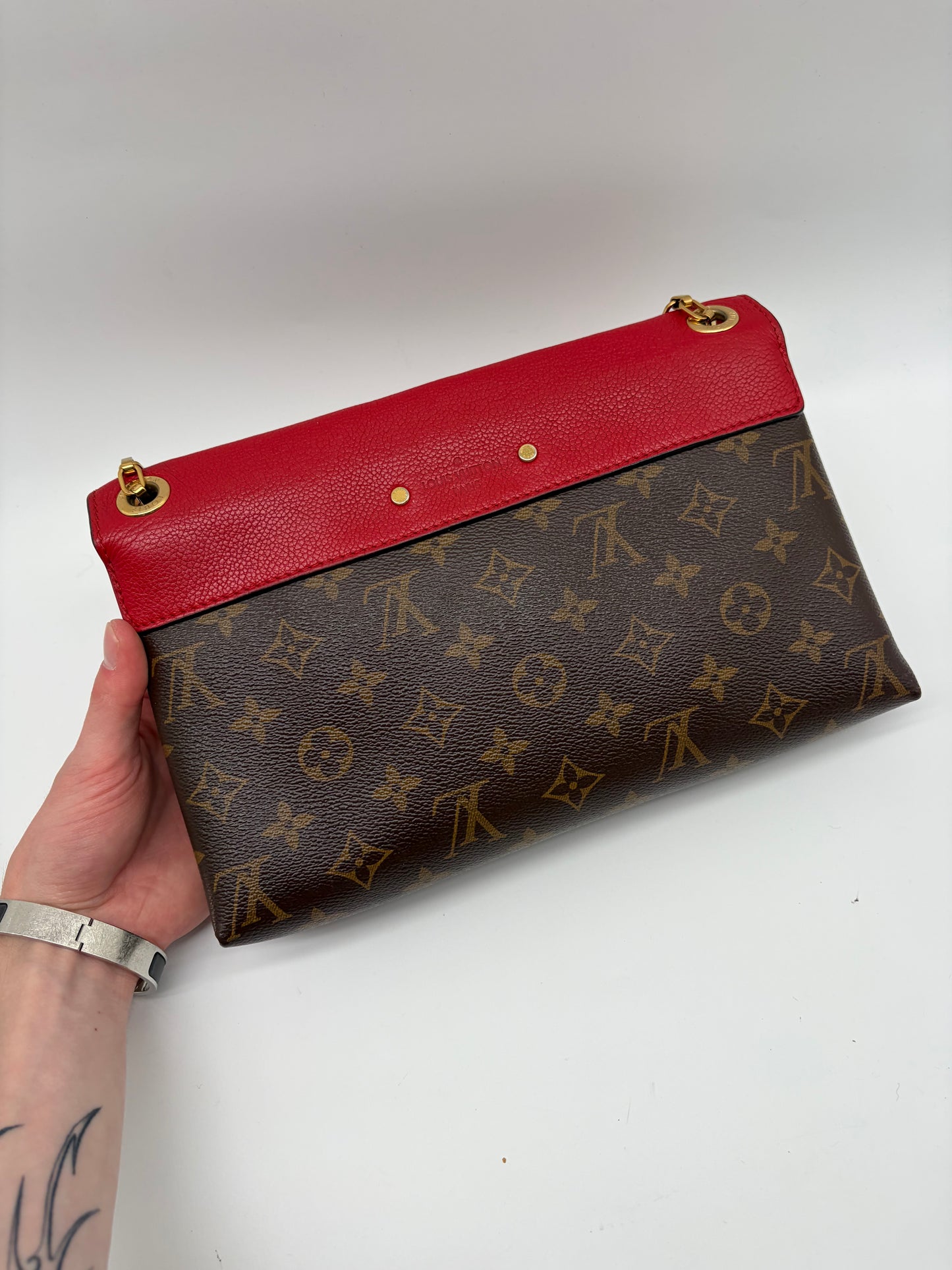 Louis Vuitton Pallas Chain Crossbody/ Schultertasche