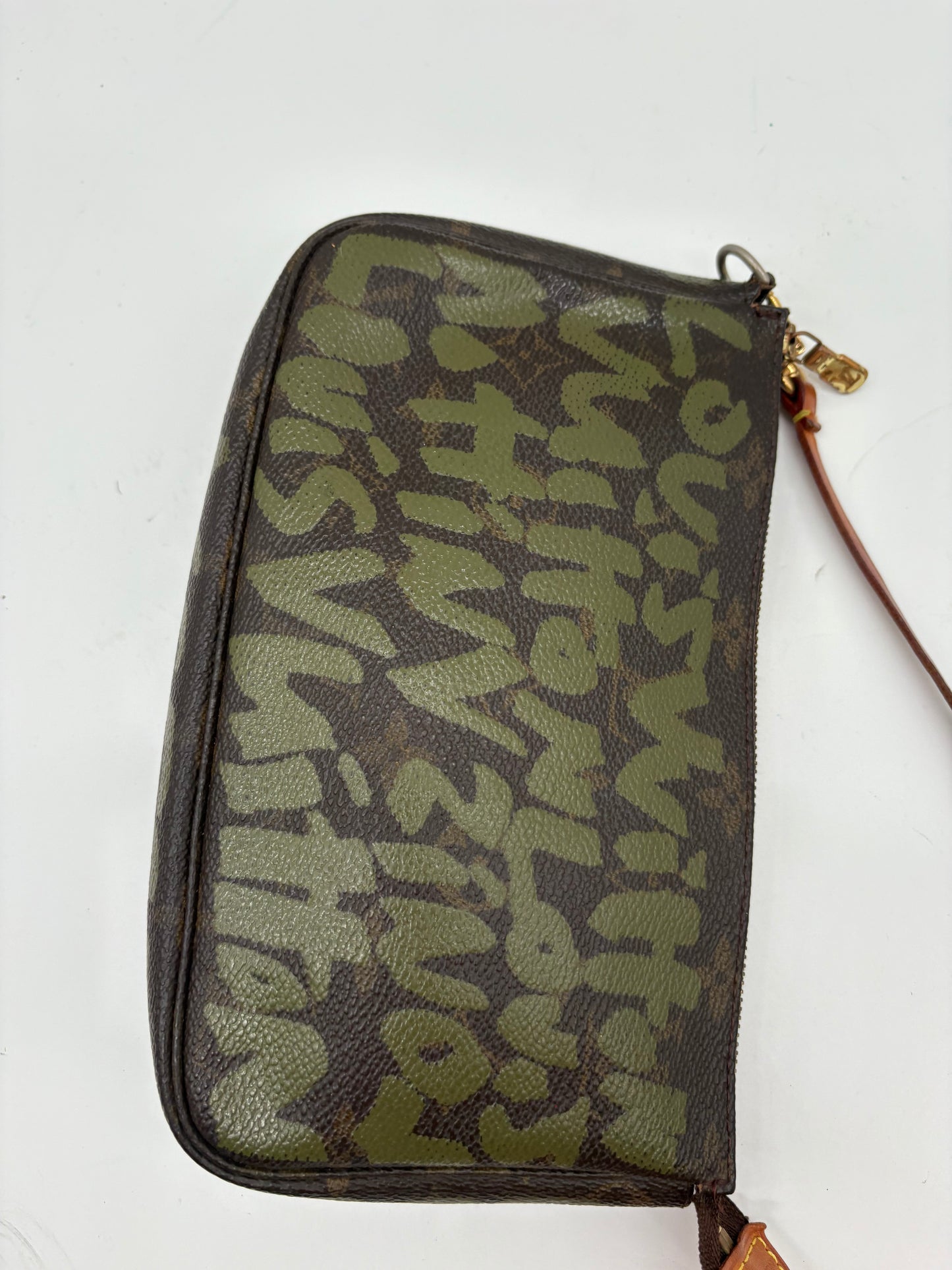 Louis Vuitton Monogram Graffiti Pochette Accessoires Khaki – Luxuriöse Designer Clutch