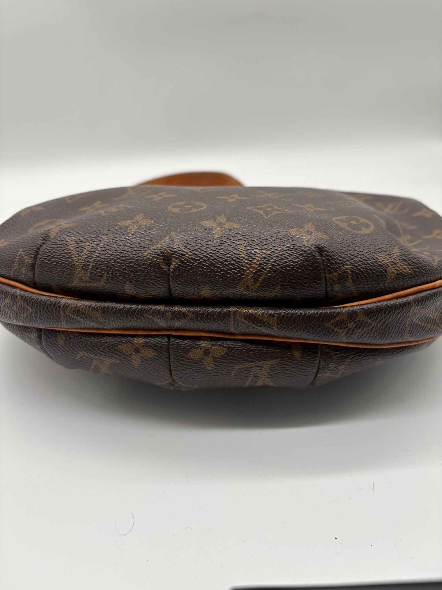 Louis Vuitton Croissant MM Schultertasche in Braun ( Vintage Designer Tasche)