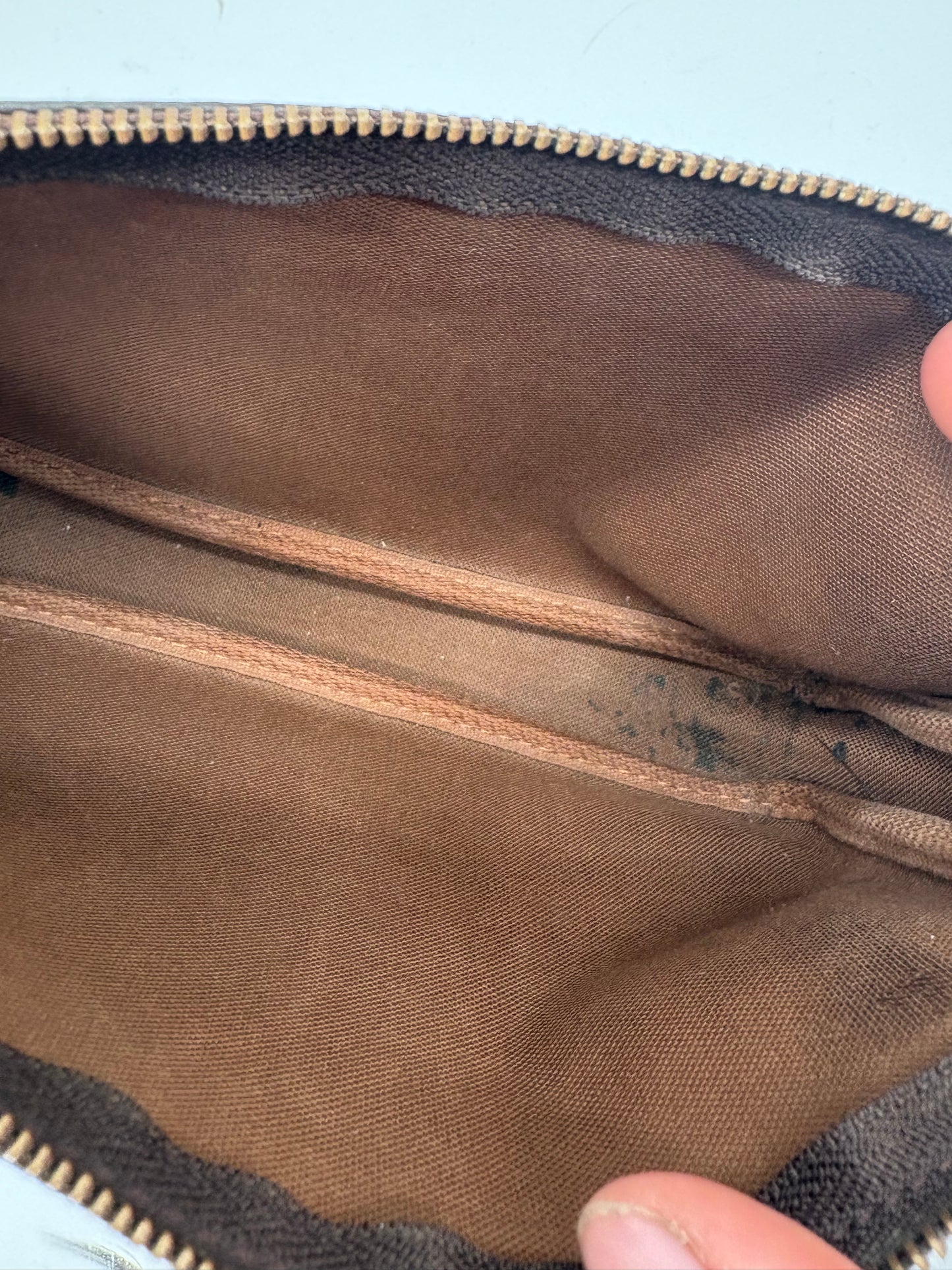 Louis Vuitton Monogram Graffiti Pochette Accessoires Khaki – Luxuriöse Designer Clutch